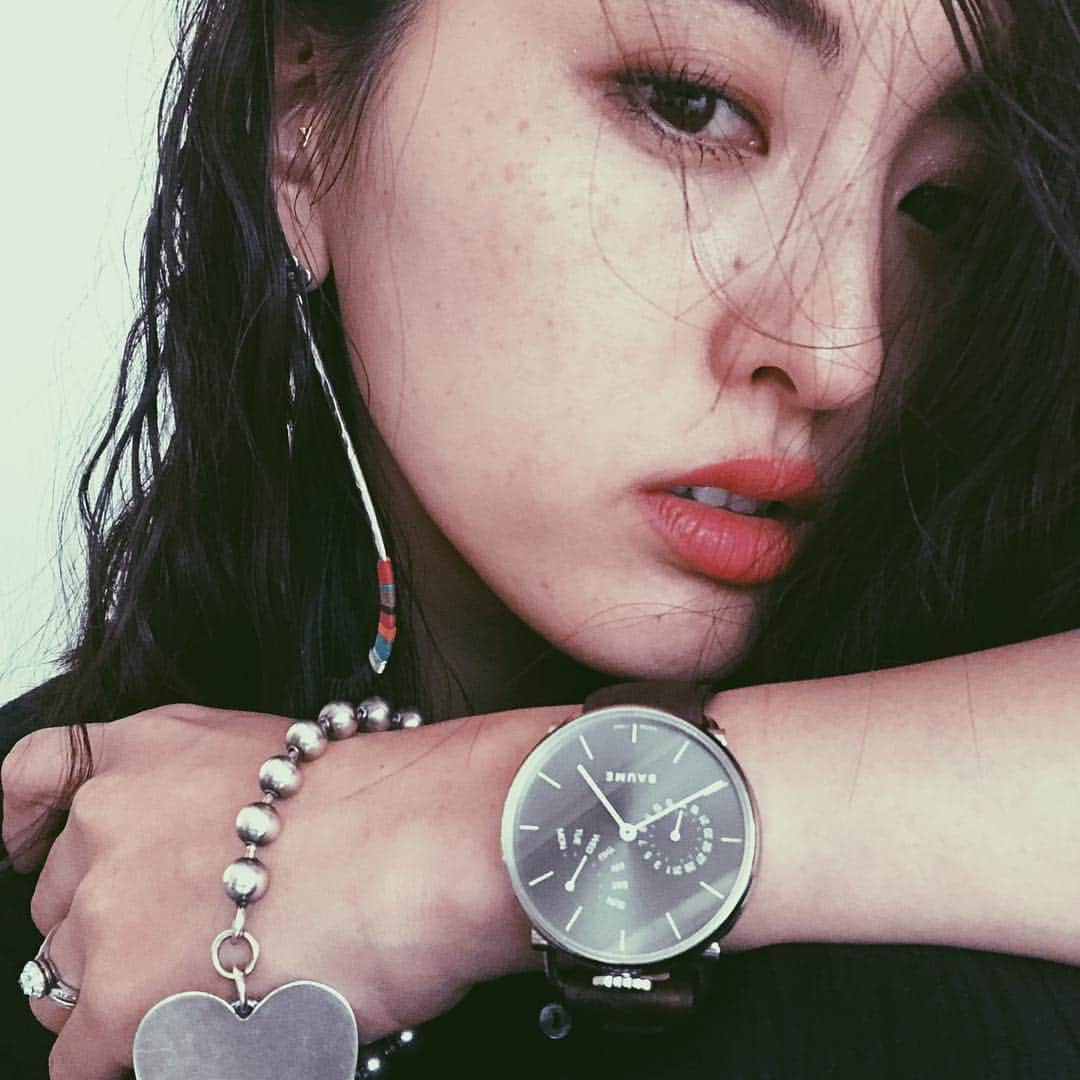 のインスタグラム：「@baumewatches  #makingtime ⌚️ 今は私が愛用。 大きくなったら息子へ🎁 メッセージも受け取ってほしい。  自分色にカスタマイズ！ #baumetokyo #baume」