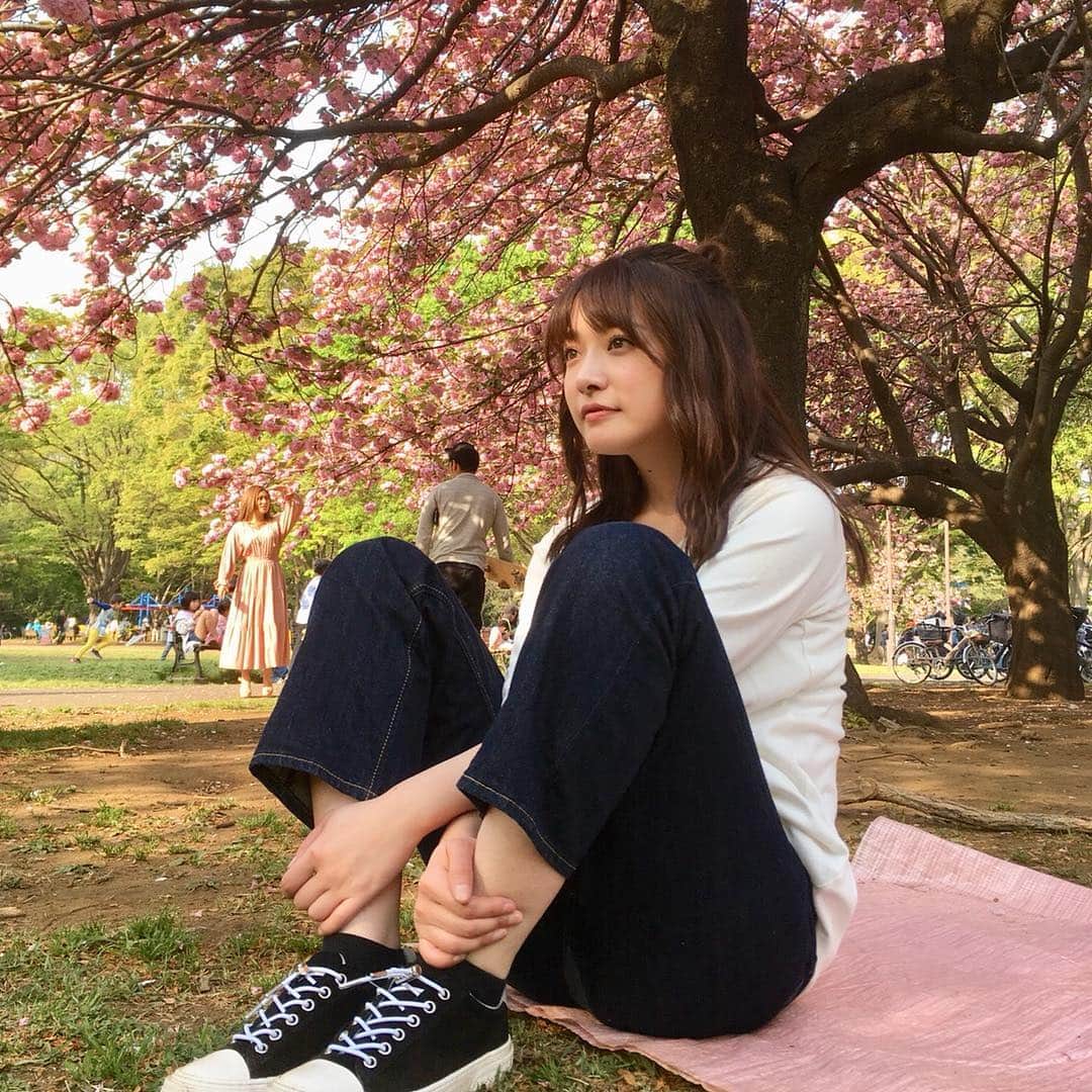 のインスタグラム：「はしゃぎすぎて疲れたあと。笑 せっかく新しくおろした靴も砂まみれでした☺️ #ピクニック  #楽しかった思い出  #引きずってる  #笑」