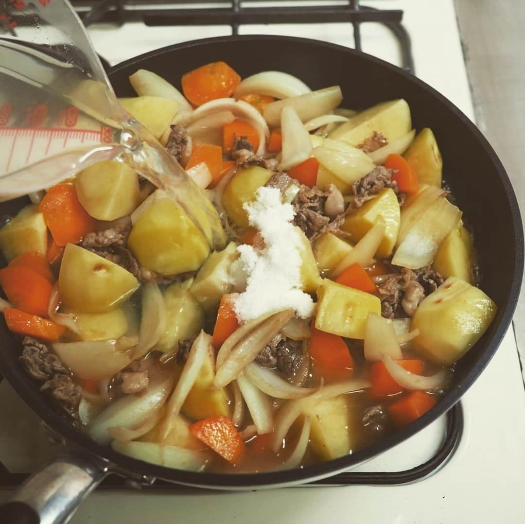 メシ通さんのインスタグラム写真 - (メシ通Instagram)「知りたかった、毎回美味しく作るコツ🥩🥔🥕 筋肉料理人の「肉じゃが」レシピが料理初心者でも美味しく作れる理由 https://www.hotpepper.jp/mesitsu/entry/kinniku/19-00006  #mesitsu #メシ通 #グルメ #肉じゃが #料理初心者 #簡単 #レシピ #レシピブログ #筋肉料理人 #佐賀 #Nikujaga #potato #easy #delicious #recipe #recipeblog #kazuofujiyoshi #saga #japan」4月24日 16時44分 - mesitsu