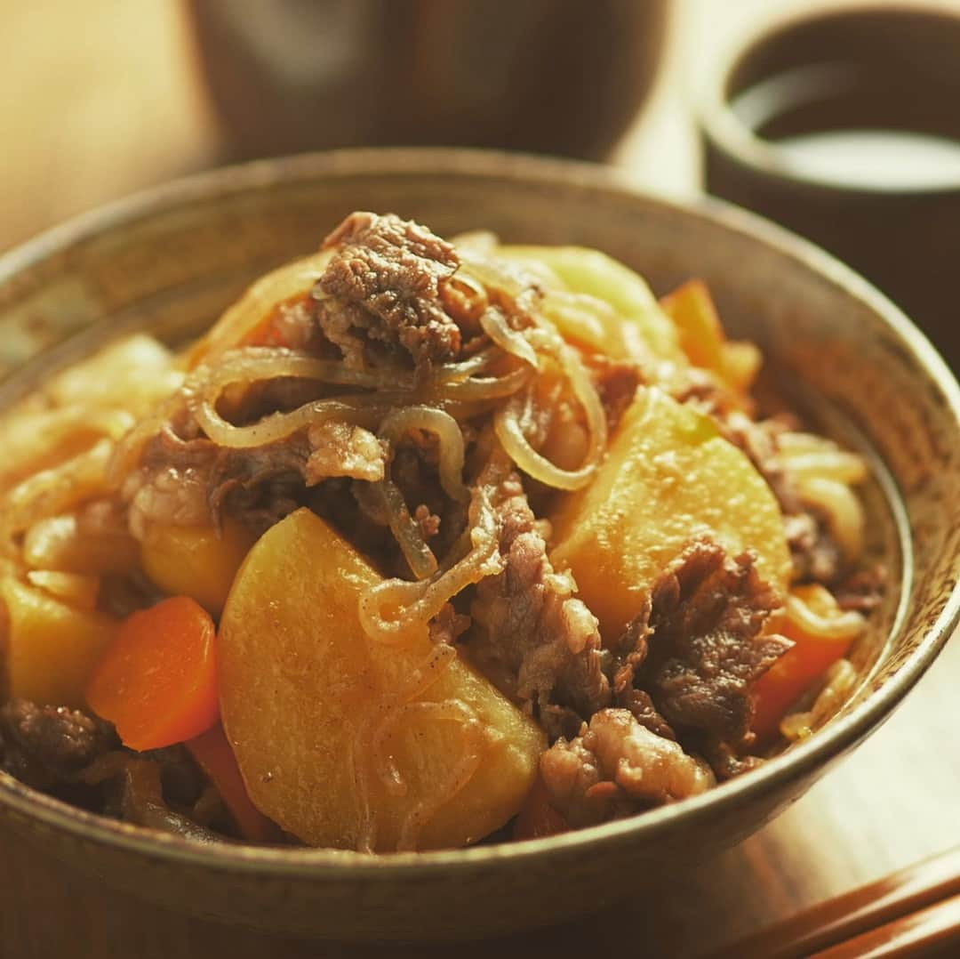 メシ通さんのインスタグラム写真 - (メシ通Instagram)「知りたかった、毎回美味しく作るコツ🥩🥔🥕 筋肉料理人の「肉じゃが」レシピが料理初心者でも美味しく作れる理由 https://www.hotpepper.jp/mesitsu/entry/kinniku/19-00006  #mesitsu #メシ通 #グルメ #肉じゃが #料理初心者 #簡単 #レシピ #レシピブログ #筋肉料理人 #佐賀 #Nikujaga #potato #easy #delicious #recipe #recipeblog #kazuofujiyoshi #saga #japan」4月24日 16時44分 - mesitsu