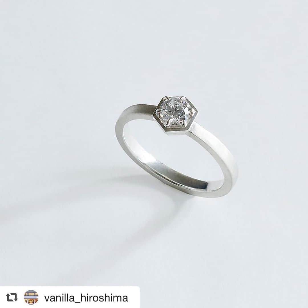 白木夏子さんのインスタグラム写真 - (白木夏子Instagram)「VANillA広島店でもHASUNAお取り扱いいただいています😊 . #repost @vanilla_hiroshima via @PhotoAroundApp  六角形の台座と、美しく輝くダイヤモンドが洗練された印象を与える婚約指輪 ・ ・ いつもご覧頂きありがとうございます😊 ・ デザインの美しさや佇まいはもとより、 手に届く瞬間までの素材の産地、 ダイヤの採掘工程の透明性、 自然環境への配慮を大切にし、 ハンドメイドで丁寧に作られている HASUNA（ハスナ）のブライダルリング。 ・ 端正なフォルムは日常の中でも身に着けやすく、 コーディネートの中にしなやかに溶け込みます。 ・ 特別な日だけではなく、 毎日輝かせたい婚約指輪です✨ ・ ・ 𓊪 HASUNA（ハスナ） 𓊪 @hasuna_bridal 𓊪 @hasuna_official ・ ・ 𓐅𓐅𓐅𓐅𓐅𓐅𓐅𓐅𓐅𓐅𓐅𓐅𓐅𓐅𓐅𓐅𓐅 G.W フェア 𓐅𓐅𓐅𓐅𓐅𓐅𓐅𓐅𓐅𓐅𓐅𓐅𓐅𓐅𓐅 【開催期間】 🎪 4月22日（月）〜 5月6日（月） ※ G.W期間中は休まず営業いたします。 【来店予約特典】 🎪 HPから来店予約で《 2,000円のギフト券＆成約時に使える１万円優待チケット 》をプレゼント♪ 【特典内容①】 🎪「令和元年」を記念して、梅（ルビー）・菫（タンザナイト）・桜（ピンクトルマリン）にちなんだ《 慶祝カラーの天然石＆ご自身の誕生石 》をリングの内側にプレゼント♪ 【特典内容②】 🎪 各ブランドからオリジナルノベルティをプレゼント♪ 𓐅𓐅𓐅𓐅𓐅𓐅𓐅𓐅𓐅𓐅𓐅𓐅𓐅𓐅𓐅𓐅𓐅𓐅𓐅𓐅𓐅𓐅𓐅𓐅𓐅𓐅𓐅𓐅𓐅𓐅𓐅𓐅𓐅𓐅𓐅𓐅𓐅𓐅𓐅𓐅𓐅𓐅𓐅 ※ 来店予約特典は初めてご来店のカップル様のみ対象にて。誕生石がお留めできないデザインもございます。予めご了承くださいませ。 ・ ・ ・ ・ #婚約指輪と結婚指輪ならヴァニラへ #中国エリア最大級 #婚約指輪と結婚指輪のセレクトショップ #VANillA #ヴァニラ ・ #ハスナ #HASUNA #エシカルジュエリー #結婚指輪 #結婚指輪💍 #マリッジリング #結婚指輪探し #婚約指輪 #婚約指輪💍 #エンゲージリング #婚約指輪探し #エタニティリング #プレ花嫁 #広島結婚指輪 #広島婚約指輪 #山口結婚指輪 #山口婚約指輪 #島根結婚指輪 #島根婚約指輪 #広島 #本通り #福山 #岡山 #山口」4月24日 16時42分 - natsukoshiraki