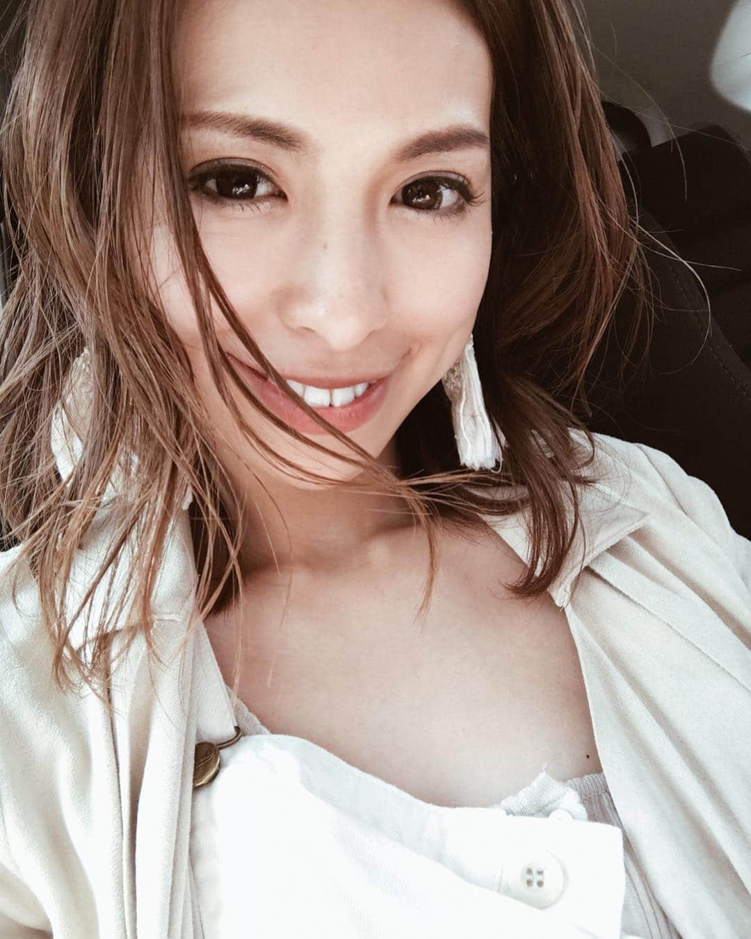 高橋菜摘のインスタグラム：「久しぶりのまつえく🌵 周りのみんなは欠かさず付けてるんだけど わたしはすごく取れやすいし抜けやすいから みんな羨ましいな〜と思いつつ 普段全然付けない自まつ毛派の私だけど さとちゃん( @satobyy )がおすすめしてたサロンに行ったら ほんとーにびっくりするくらい取れない😂♥️ 朝のメイク5分で終わっちゃう♪ . サロンは平塚にあるよ！ LASHMARY( @matsueku )さんの フラットフラッシュを付けてもらいました🙌  接着面の多いタイプなんだって👍 取れるのに悩んでる人はとにかくおすすめ♡」