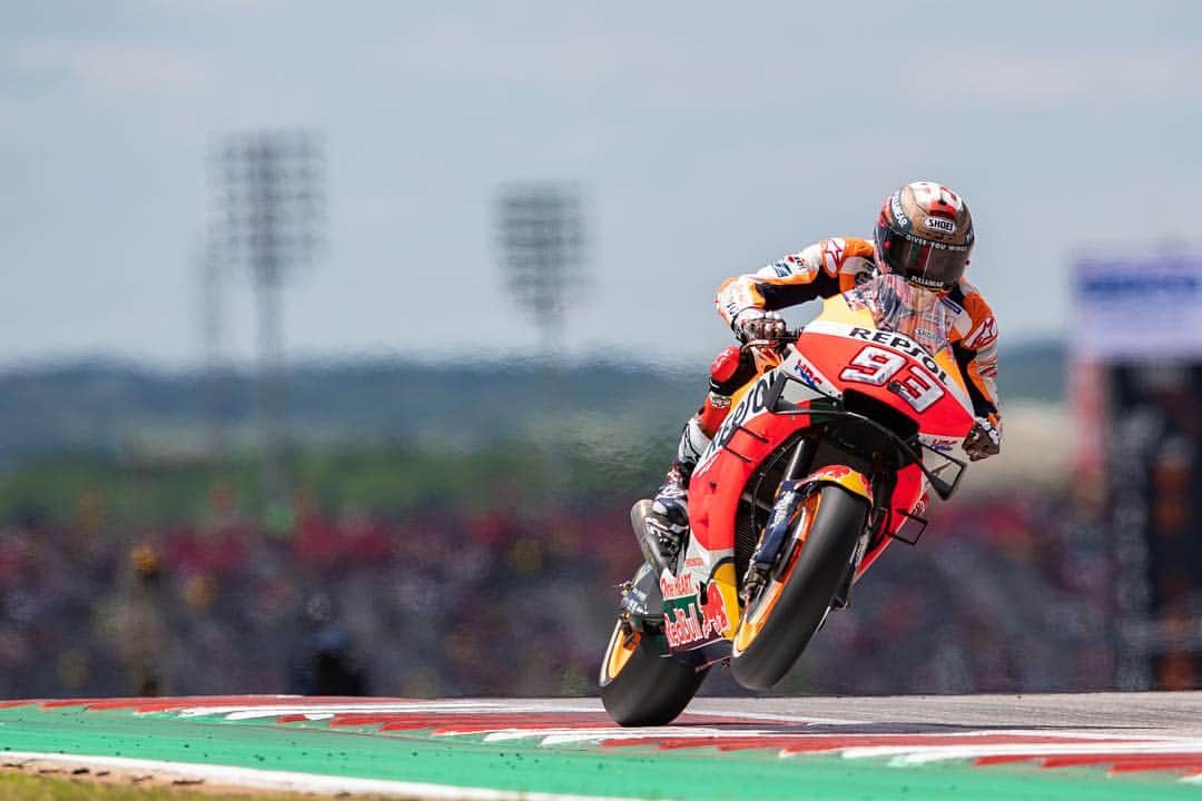 レプソル・ホンダのインスタグラム：「#WheelieWednesday ⠀⠀⠀⠀⠀⠀⠀⠀⠀ #Wheelie 25RepsolHonda #Repsol #MotoGP #Honda #Racing #RepsolHonda #HRC #RC213V #MM93 #JL99 #MarcMarquez #JorgeLorenzo #ThePowerOfDreams #Motorcycle #America」