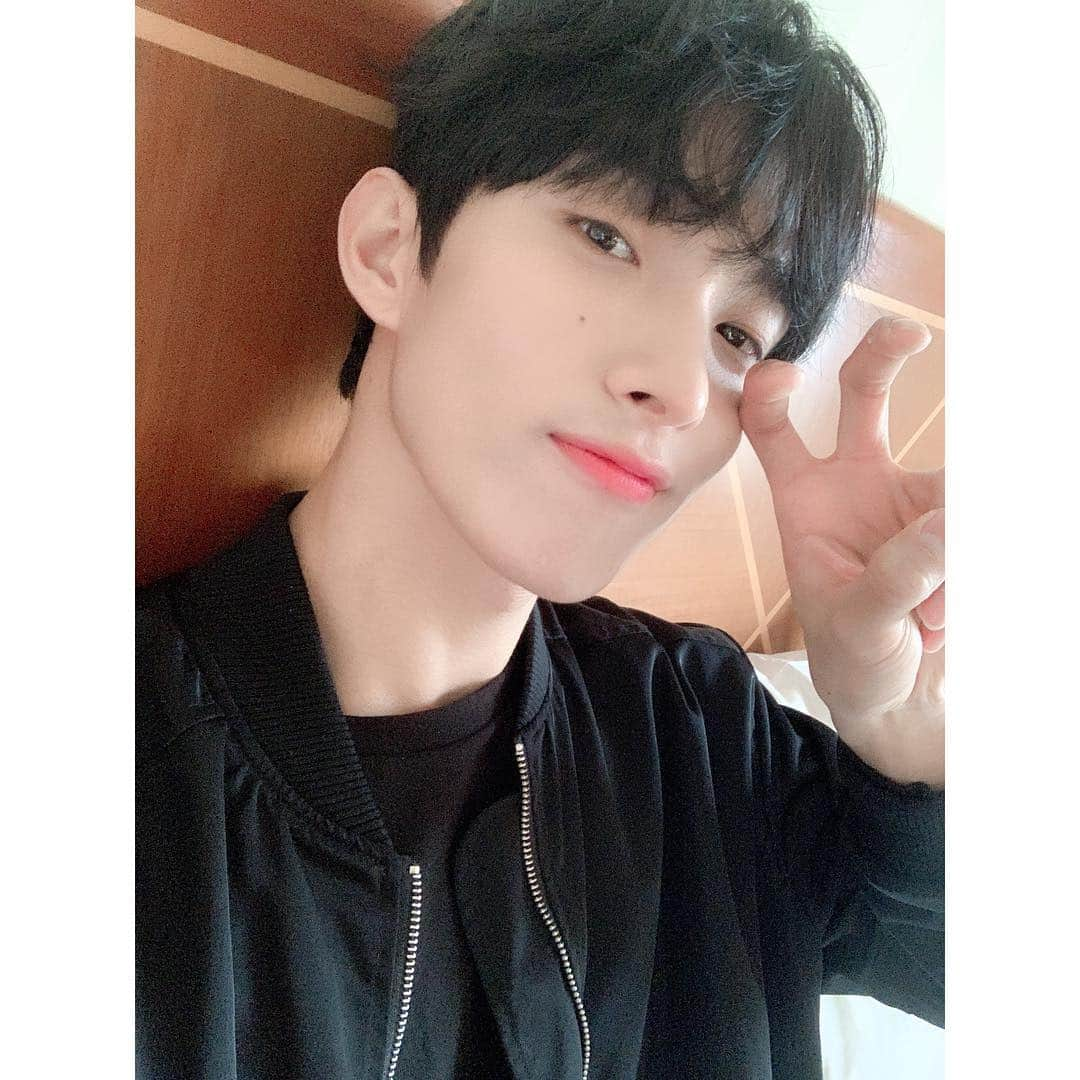 SEVENTEENさんのインスタグラム写真 - (SEVENTEENInstagram)「[17'S 도겸] 오늘 하루도 힘내요 캐럿들~❣」4月24日 17時00分 - saythename_17