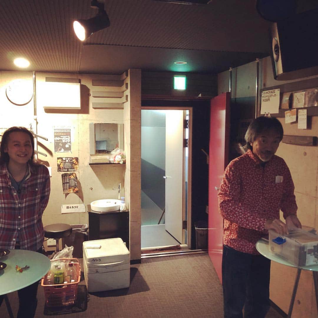 山川のりをのインスタグラム：「今夜は由利本荘のスタジオクレイズにてギターパンダライブです。18時30分/19時、3000円D付きです。共演ははっちとさなだっち！お近くの方々会いにきてアイニージュー！」