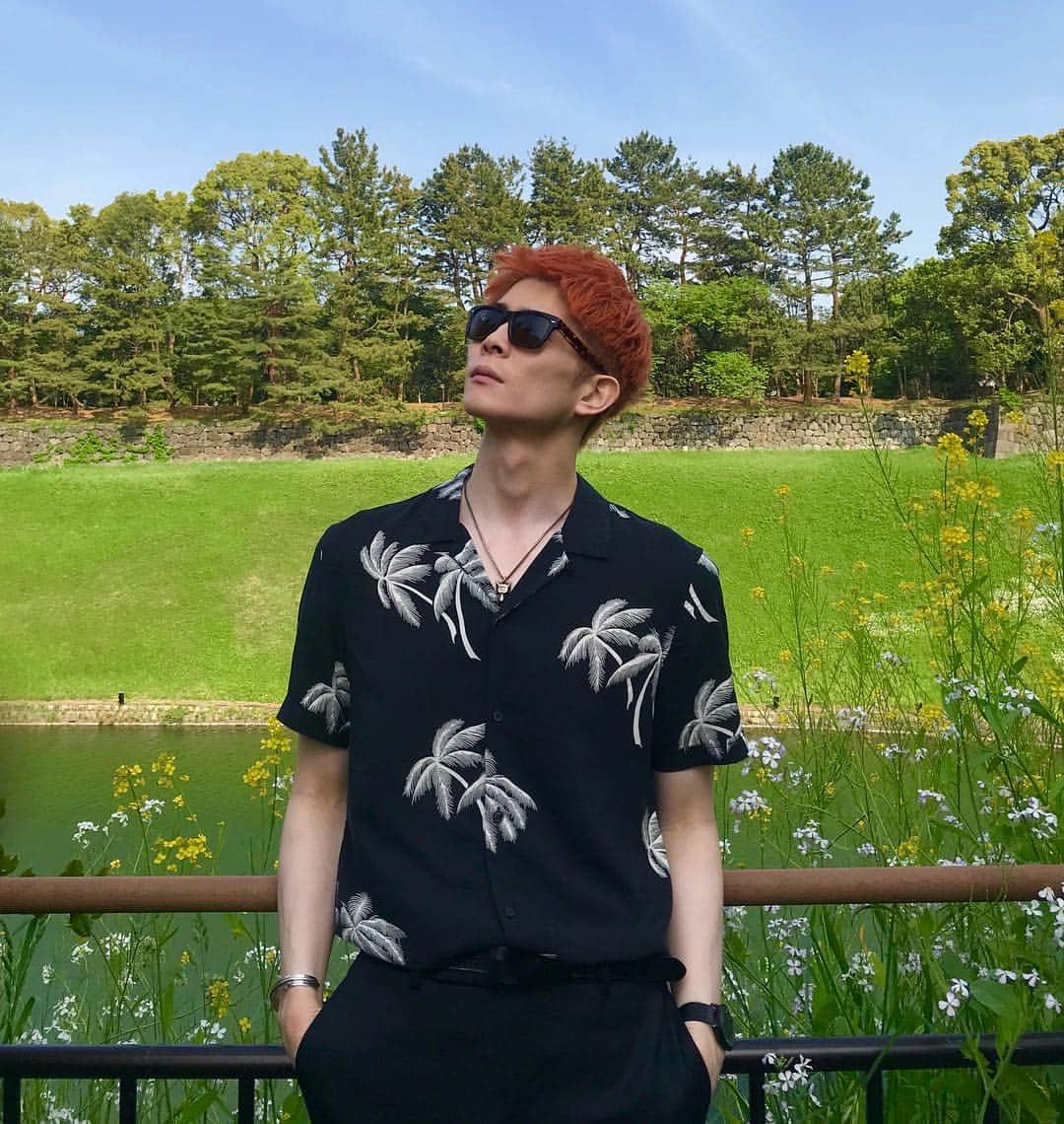 タイキさんのインスタグラム写真 - (タイキInstagram)「@allsaintsjapan さんから頂いたHAWAIIANシャツ 🏝  昨日は天気が良かったので、黒のパンツと合わせてスタイリッシュにして早速着てみました😁  夏先取り気分😆💕 この夏いっぱい使わせて頂きます‼️ ありがとうございます😍  #AlohaAllSaints #オールセインツ」4月24日 17時03分 - taiki_jp