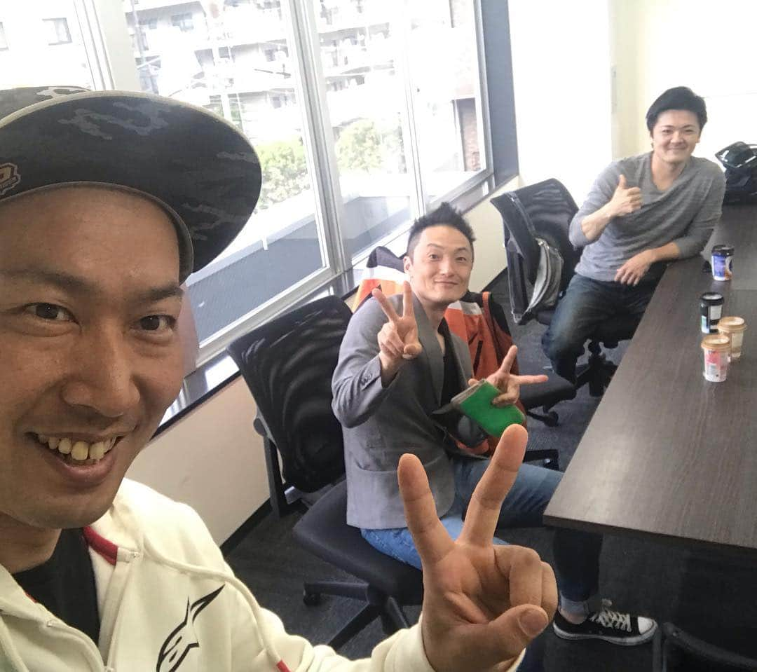 小川裕之さんのインスタグラム写真 - (小川裕之Instagram)「マルちゃんの職場でミーティング！バイクに乗れる俳優を目指してる生徒さんの相談に来たよ♪自分たちのアドバイスで間違った方向に進まなきゃいいけどw ちなみに全員スタントライダー」4月24日 17時03分 - ogastunt