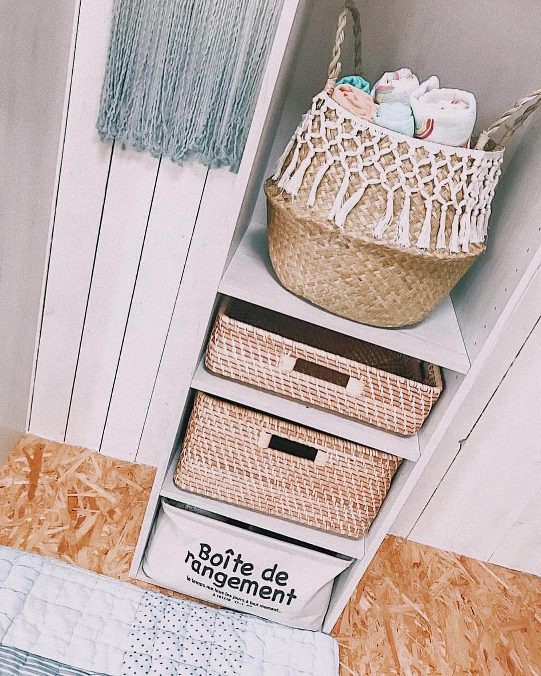 -LIFE IS FUN-さんのインスタグラム写真 - (-LIFE IS FUN-Instagram)「. Babyが産まれるまでに  お家を整理整頓する毎日😤✊🏽 お部屋の雰囲気に合わせて  #ニトリ #Nクリック の  ホワイトウォッシュ収納BOXをGET👌🏽 ネジや工具なしで板と板をはめるだけで  簡単に組み立てができる優れもの☺️✨ しかも一度はめたら外れないようになっていて  強度もよく子どもがいても安心して作れる🙆‍♀️🌼 ネジ穴がないからインテリアに馴染むところも良い👌🏽 デザイン性も大事だけど  組み立てが簡単なのはもっと大事😂✨ ウッドナチュラルの収納バケットもニトリ！  さすがお値段以上ニトリ😫✨ もう、収納BOXは全部ニトリなほど  通いまくってるw ニトリさまさま😂💞 整理整頓頑張るぞ〜😤💪🏽 #インテリア  #マイルーム  #収納術  #収納ケース  #カラーボックス #カラーボックス収納 #kidsroom  #mynitori  #pr @nitori_official」4月24日 17時08分 - kiyoko1207