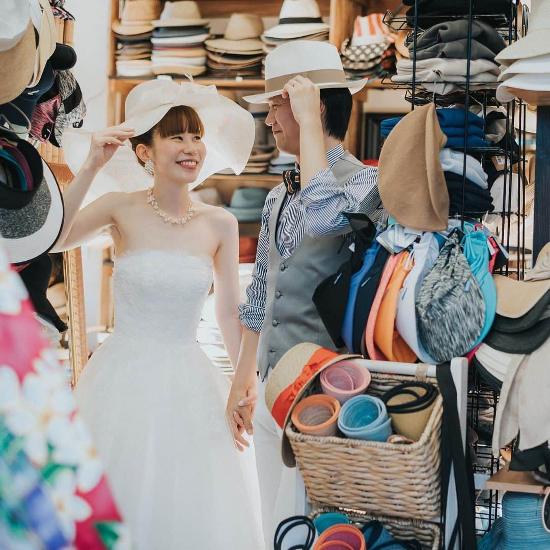 RealWeddingsさんのインスタグラム写真 - (RealWeddingsInstagram)「たくさんの帽子に囲まれて👒 #hawaii #wedding #resortwedding #hawaiiwedding #instagenichawaii #instaweddings #realweddings_hawaii #ハワイ #挙式 #結婚式 #結婚式準備 #リゾ婚 #卒花嫁 #プレ花嫁 #ハワイ挙式 #ハワイ結婚式 #ハワイウェディング #海外挙式 #海外ウェディング #日本中のプレ花嫁さんと繋がりたい #全国のプレ花嫁さんと繋がりたい #2019夏婚 #2019秋婚 #2019冬婚」4月24日 17時19分 - realweddings_hawaii