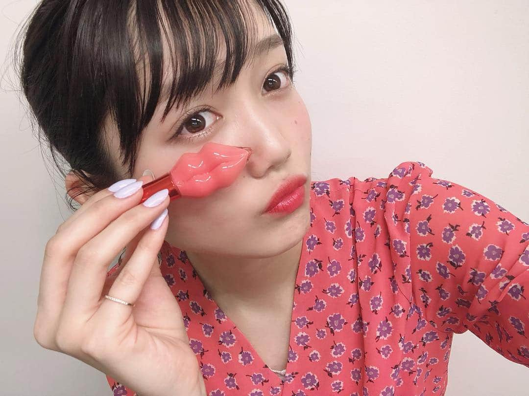 松川菜々花さんのインスタグラム写真 - (松川菜々花Instagram)「とーっても可愛いルージュを発見✨ ・ ・ このルージュを使うと唇ぷっくりするの💋発色もgood!! ・ ・ 美容成分配合だから唇のケアにもなってるんだ〜！ 凄く良いアイテム見つけちゃった☺︎♡ ・ ・ #プランプピンク #PLUMPPINK #プランプピンクメルティーリップベルベットルージュ #ルージュ #PR」4月24日 17時19分 - matsukawa__nanaka