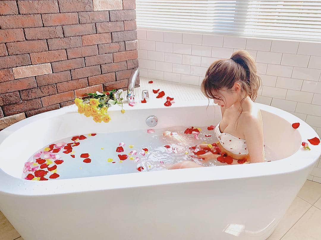 志田友美（ゆうみん）のインスタグラム：「発売中のBRODY6月号に載っております💂‍♀️❤️まー盛れた🧐w みんなアンケートもよろです🙏  #brody #gravure #japanesegirl #gravuremagazine #followme✌」