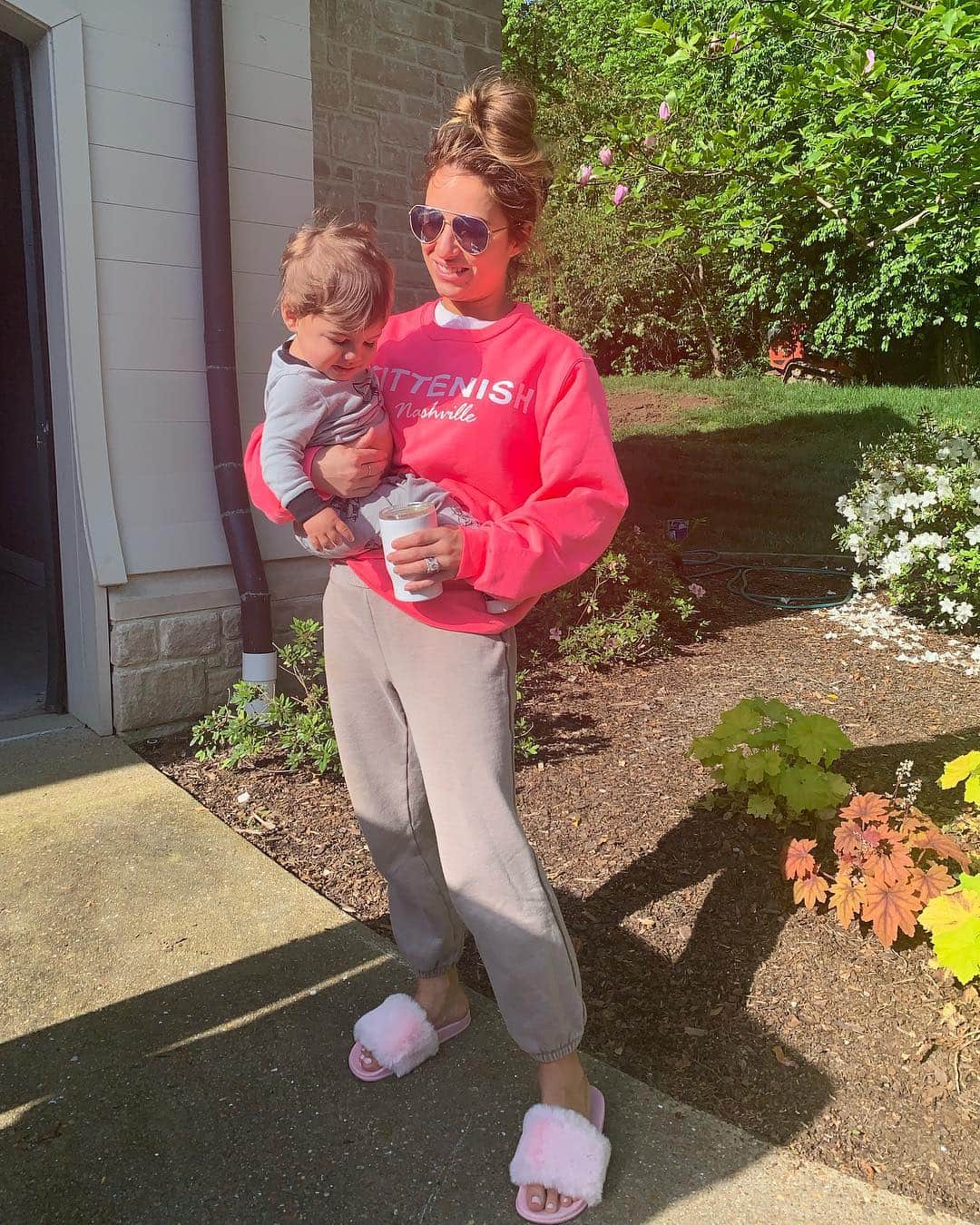 Jessie Jamesさんのインスタグラム写真 - (Jessie JamesInstagram)「Yep, this is the attire for takin the kids to school 😂 I remember when my mom would drop me off with rollers in her hair LOL good times」4月24日 22時51分 - jessiejamesdecker