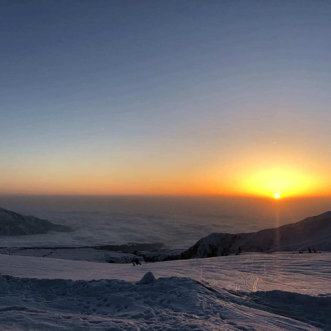 江本悠滋さんのインスタグラム写真 - (江本悠滋Instagram)「立山からの夕陽 #登山 #山からの景色 #ゆうひ #バックカントリー #立山」4月24日 22時44分 - emoto_yuji