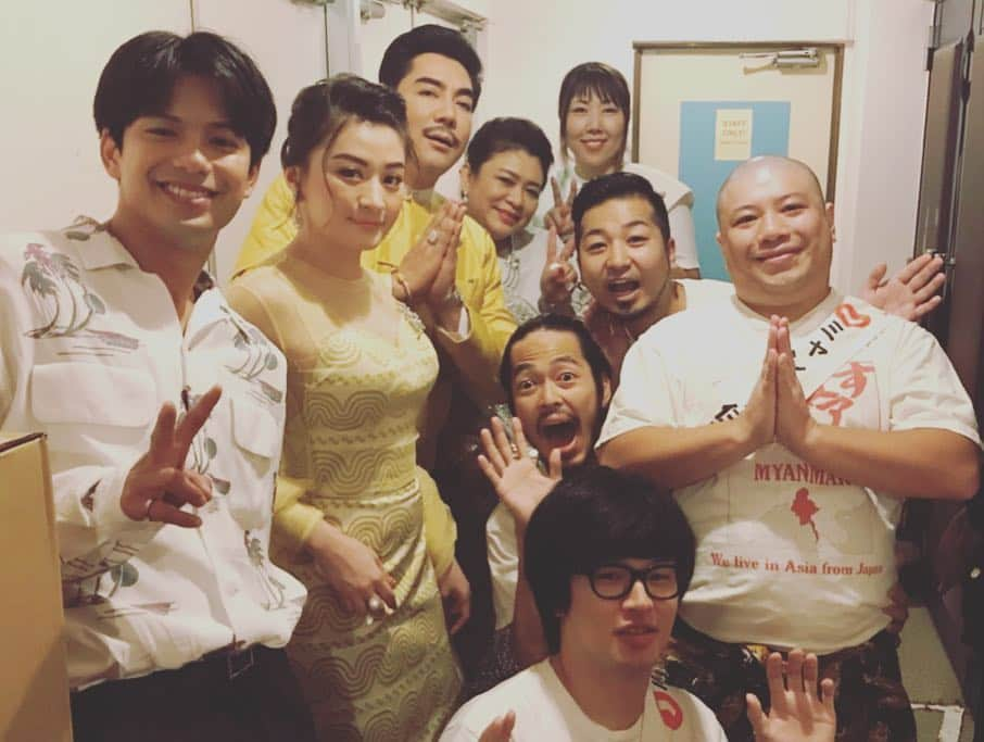 緑川まりさんのインスタグラム写真 - (緑川まりInstagram)「島ぜんぶでおーきな祭 沖縄国際映画祭2019 . 4/18〜4/19のおもいで . . 人生、初沖縄。 結果。 . 最高でした！！！ . . 去年は、沖縄映画祭で上映する映画に出させてもらって たくさんありがたいご縁をいただいて、めちゃくちゃ来たかった沖縄に  今年。 ミャンマー住みます芸人になって、お仕事で来られるとは。 . 去年の今頃は全く想像出来なかったです。 . . 18日の昼前に着いて、沖縄花月で打ち合わせ終わり . ジャルっと！爆ハリ！のロケで 久しぶりにジャル兄さん達とご一緒出来て、大阪の劇場でワチャワチャやらせてもらってた思い出が一瞬でフラッシュバックしました。 . 「自分の膝、軍人みたいやな」 と、福徳さんに言われたり . 普通にお尻触るノリされた大阪時代。 . . 今回も収録前に 「お尻触っていい？」って言われて 「もちろんアカンで。」って言ったけど 覚えててくれて嬉しかった。 . . 芸人としてジャルさんは先輩ですけど、同じ歳のクラスメイトの感覚があるので収録中もずっといちびって、楽しかったです。 . 今回の収録で、はじめましてだった歌手の大城美友ちゃん @miyu.ooshiro  とも仲良くお話しが出来て嬉しかった！！ジャル兄さんの大ファンで毎日動画見てるねんて。 CDもくれた！！ . お土産も渡せたし大満足。 ミャンマーでCDすり切れるくらい聞きます。 . . .  19日。 朝から、テレビ大阪のモウカリマッカー学園のロケに参加させてもらいアキナさんと、見取り図ちゃんに会えました。 . この日の収録終わりに帰ると言ってたのでゆっくりは話せなかったけど、日本来てバタバタしてる中で、同期と大好きなアキナさんとロケバスでホッとさせてもらいました。 . モリシが四つ葉のクローバーを見つけてた。 . . 終わりですぐ、ミャンマー映画 「マイカントリー マイホーム」の舞台挨拶で森崎ウィンさんと女優のウィッ・モン・シュエ・イーさん、助演男優のヤン・アウンさんと登壇させてもらいました。 . . 森崎ウィンさんは、相変わらずお顔が小さく美しく、主演女優のウィッ・モン・シュエ・イーさんも美人で素敵でしたが、ヤン・アウンさんのダンディさがえげつなかったです。 話し声も、イケボイスで子宮に響く声でした。 . 舞台挨拶終わりに、移動してる途中でアインシュタインの稲田さんに会いました。 . 偶然と沖縄。というスパイスでテンションが上がって写真撮らせてもらえて良かった。 写真やのにずっと顔の横で手をそよそよさせて、うっとかったです。 . . 公設市場でみんなとご飯を食べてると、空き時間に来てくれた誠子と、ダイヤモンドの小野ちゃんが合流。 . . 夜は、和牛の水田さんとBKB！バイク川崎バイクさんと誠子と4人で 沖縄満喫させてもらいました！！ . 行かせてもらったお店が全部当たりで、沖縄料理のお店で普通におじいが三線を弾き語りしてくれたり、 教えてもらった餃子屋さんがめちゃくちゃ美味しかったり、途中で偶然会った馬ちゃんも加わって、いい雰囲気のスナックで大はしゃぎしました。 . . もうこの時点で、今回の日本帰国ボロ勝ちでした。 . . #島ぜんぶでおーきな祭  #沖縄国際映画祭2019  #テレビ大阪 #モウカリマッカー学園 #アキナ さん #見取り図 #千葉テレビ #ジャルっと爆ハリ #ジャルジャル さん #大城美友 #森崎ウィン さん #WuttHmoneShweYi #yanaung #和牛水田 さん #BKB #川崎さん #BKBさんのことを #知らなかった #スナックのママを #大ファンにさせた #川崎さん #誠子 #友達 #myanmer #TOKYOODENBOYS #kitty #ボロ勝ち」4月24日 22時44分 - midorikawa06