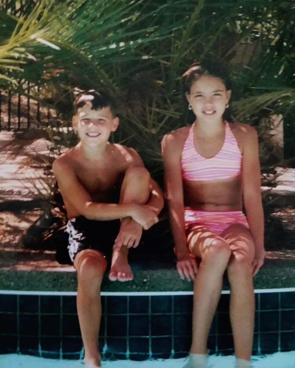 ジェシカ・アシュリーのインスタグラム：「I like to go through old photo albums when I visit my mom 🙂 #memories #babyteeth」