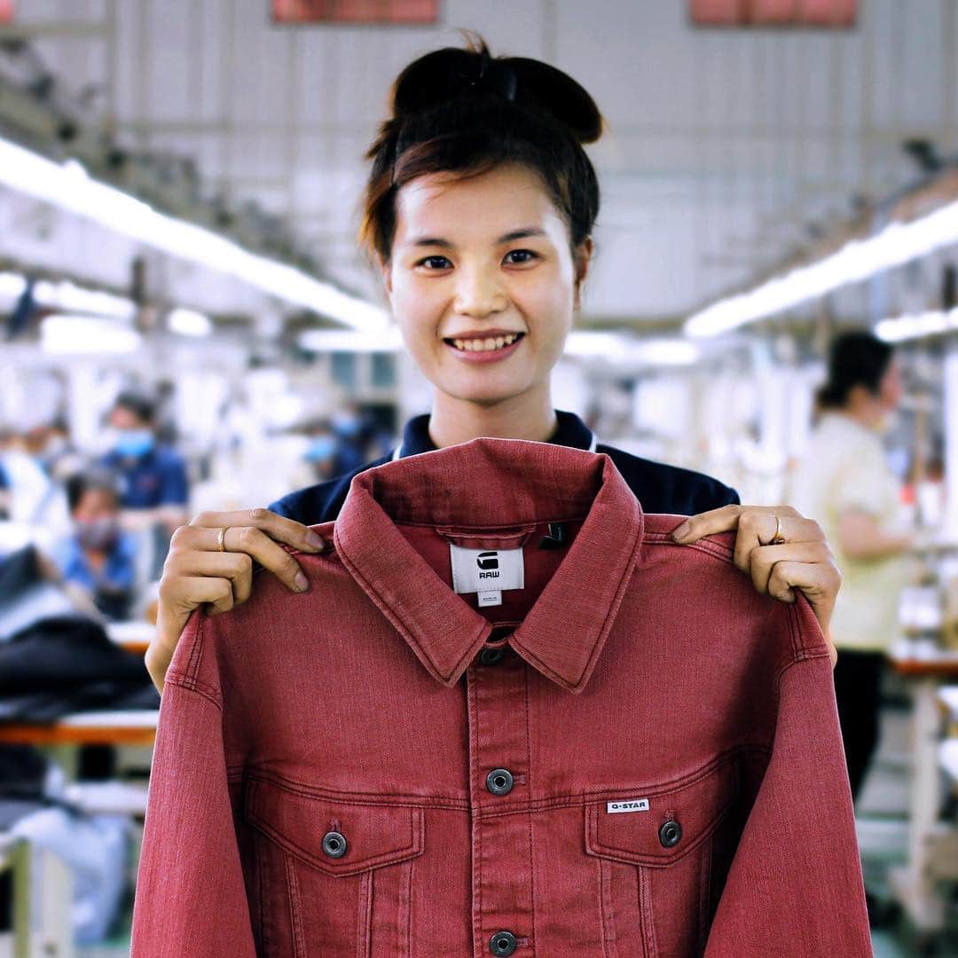 ジースター ロゥさんのインスタグラム写真 - (ジースター ロゥInstagram)「It’s #fashionrevolution week and we share  #whomademyclothes. Please meet Chinh, who works at @Saitexdenim, our longterm production partner in Vietnam. #FashRev @fash_rev」4月24日 22時46分 - gstarraw