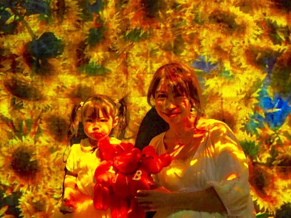 こままりえさんのインスタグラム写真 - (こままりえInstagram)「✴︎ teamLab Borderless🌸 . お台場の「森ビル デジタルアート ミュージアム: エプソン チームラボ ボーダレス」にて デジタルアートで楽しむ お花見イベント開催中〜😉🌸✨ . 娘ちゃんと #桜色コーデ で 平成最後のお花見を満喫です😄 今しかない二人だけの時間大事に過ごしました . エントランスにある 桜を感じられるフォトスポットでは #バイトル のマスコットキャラクターの #チューイチ くんと記念写真も撮れて 「ちゅーちゅーさん❤️」っと 娘ちゃん大満足でした🐭🐭🐭 . バイトルオリジナルノベルティも 可愛くて写真とっちゃった🥰 . #バイトル花見 #promotion #teamLab #Borderless #DIGITALARTMUSEUM #EPSON #teamLabBorderless #チームラボボーダレス #チームラボ #お台場 #桜色コーディネート #バイトル #デジタルアート #花見イベント #平成最後 #平成最後のお花見 #お花見気分 #デジタルアートミュージアム #デジタルアート #エプソン #娘ちゃんの成長記録 #2歳」4月24日 22時47分 - komamarie