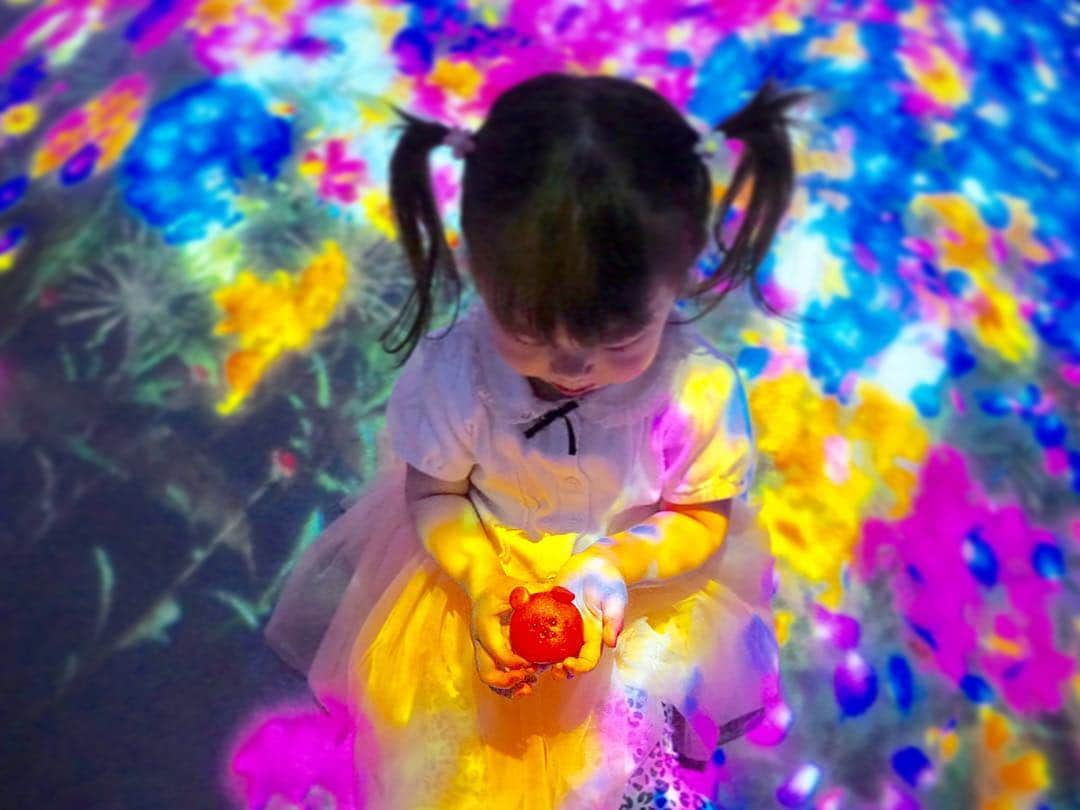 こままりえさんのインスタグラム写真 - (こままりえInstagram)「✴︎ teamLab Borderless🌸 . お台場の「森ビル デジタルアート ミュージアム: エプソン チームラボ ボーダレス」にて デジタルアートで楽しむ お花見イベント開催中〜😉🌸✨ . 娘ちゃんと #桜色コーデ で 平成最後のお花見を満喫です😄 今しかない二人だけの時間大事に過ごしました . エントランスにある 桜を感じられるフォトスポットでは #バイトル のマスコットキャラクターの #チューイチ くんと記念写真も撮れて 「ちゅーちゅーさん❤️」っと 娘ちゃん大満足でした🐭🐭🐭 . バイトルオリジナルノベルティも 可愛くて写真とっちゃった🥰 . #バイトル花見 #promotion #teamLab #Borderless #DIGITALARTMUSEUM #EPSON #teamLabBorderless #チームラボボーダレス #チームラボ #お台場 #桜色コーディネート #バイトル #デジタルアート #花見イベント #平成最後 #平成最後のお花見 #お花見気分 #デジタルアートミュージアム #デジタルアート #エプソン #娘ちゃんの成長記録 #2歳」4月24日 22時47分 - komamarie