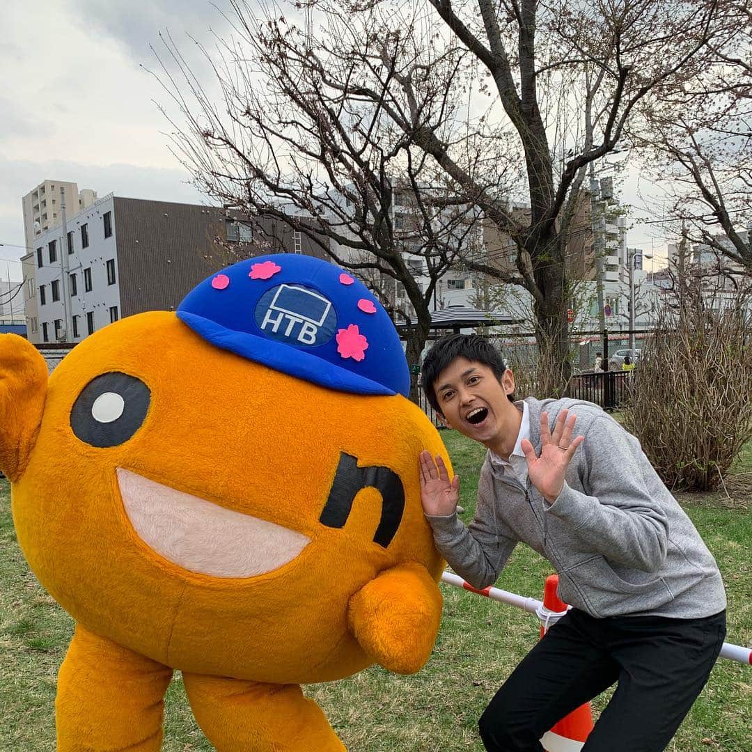 菊地友弘さんのインスタグラム写真 - (菊地友弘Instagram)「札幌でもついに今日午後3時半過ぎ、桜の開花が発表されました🌸 onちゃんの帽子にも桜が🌸🌸🌸 今日のイチオシ‼︎中継終わりに、札幌管区気象台の桜の標本木の前で記念に一枚📷 通常開花から4日くらいで満開になるとのことでしたが、明日からは気温が下がる傾向。 見頃はいつになるのやら。 去年は出来なかったので、今年こそ花見がしたい！！ #札幌管区気象台#桜#サクラ#標本木 #5輪 から#6輪 の花が咲いていると#開花 #満開は#8割 #HTB#イチオシ‼︎#アナウンサー #onちゃん#菊地友弘」4月24日 22時49分 - htb_kikuchitomohiro