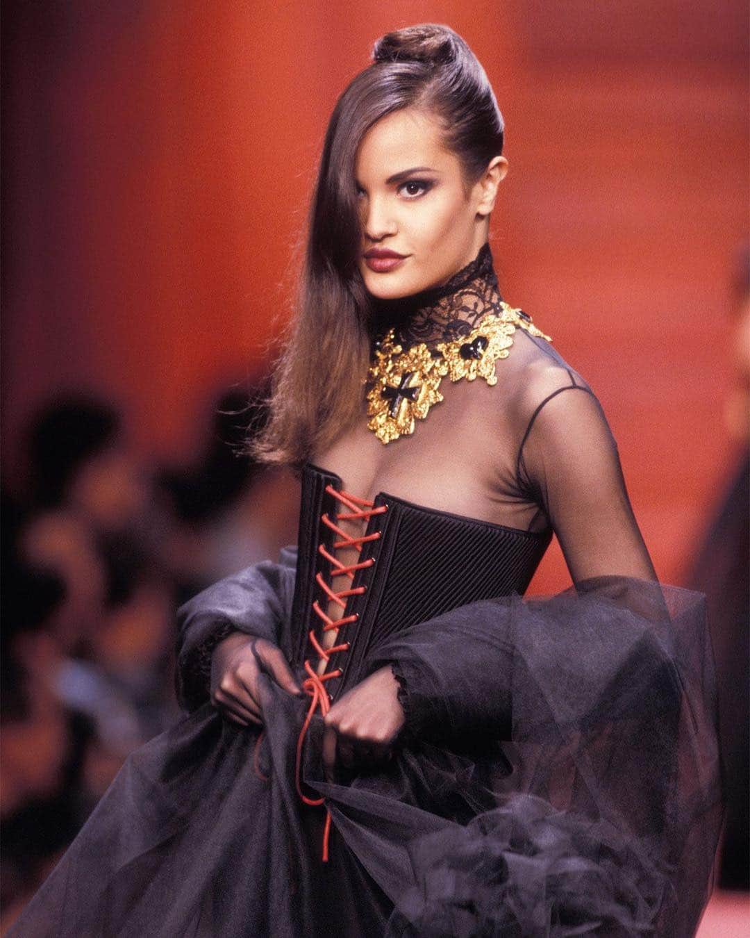 Vogue Australiaさんのインスタグラム写真 - (Vogue AustraliaInstagram)「From wasp-waisted Victorian silhouettes to sensationalist creations via the likes of #JeanPaulGaultier and #ChristianLacroix, the corset’s role in fashion is long and varied, and still very much central to the catwalk today. Tap the link in the bio for everything you need to know about this garment with a controversial history. 📸 Getty Images」4月24日 17時27分 - vogueaustralia