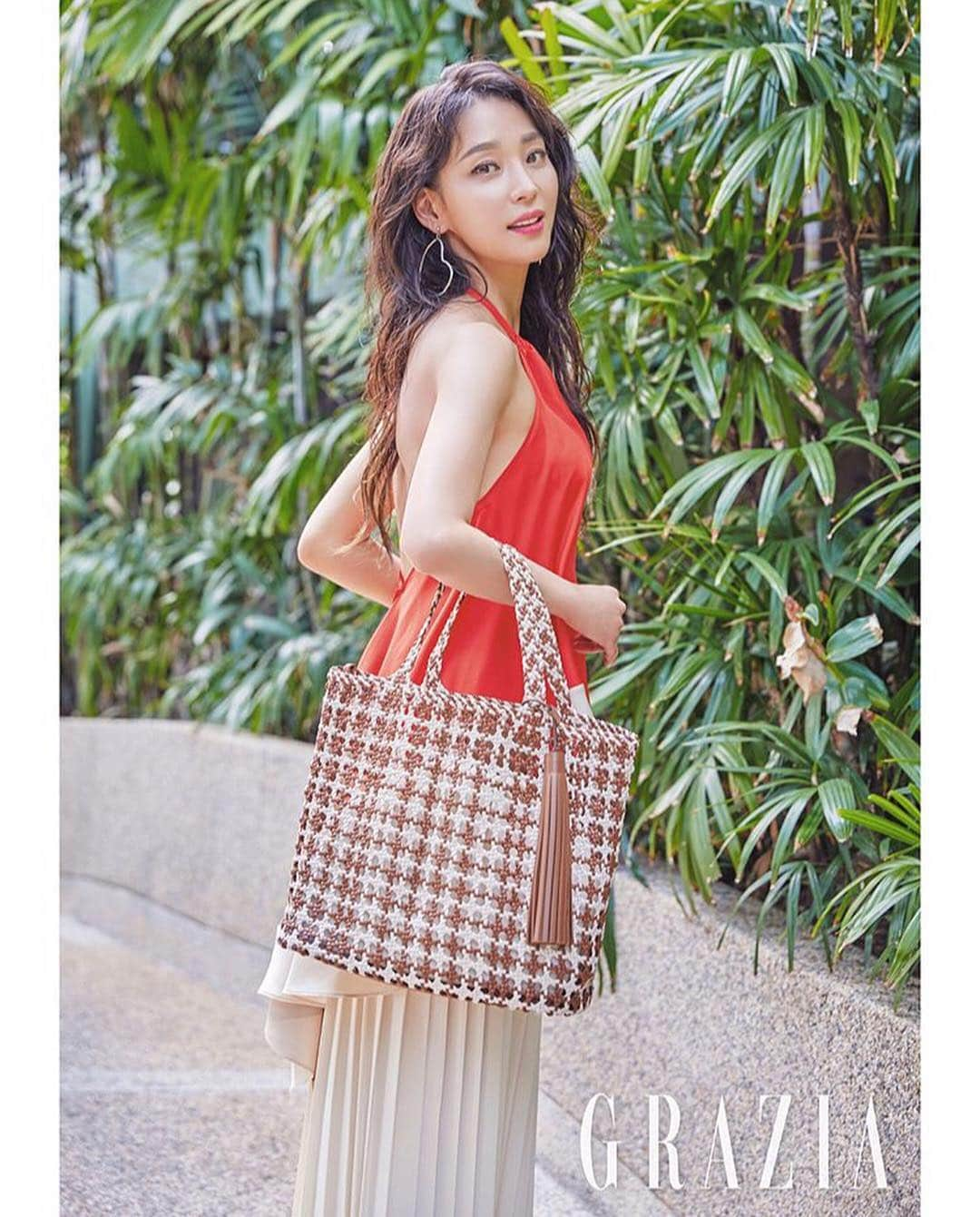 DAKS Koreaさんのインスタグラム写真 - (DAKS KoreaInstagram)「• DAKS accessories . Repost @graziakorea ・・・ #그라치아스타 예능 프로그램에서 종횡무진 활약 중인 #한고은 ! 조금 이른 여름을 만나기 위해 그녀와 함께 푸켓으로 향했습니다. 그곳에서 만난 푸른 바다와 선명한 하늘은 그녀의 미소만큼 눈부셨죠. 그라치아와 함께 한 그녀의 멋진 화보 신을 만나보세요. . [한고은 착용 아이템] #DCBA9E852W2 #DCBA9E011I2 . #그라치아 #graziakorea #닥스 #editor_cindytalk #닥스액세서리 #닥스코리아 #DAKSACCESSORIES #닥스가방 #토트백 #여성가방 #봄가방 #화보」4月24日 17時23分 - dakskorea_accessories