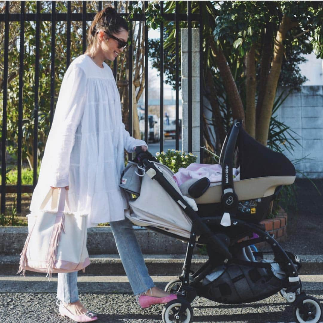 田中彩子さんのインスタグラム写真 - (田中彩子Instagram)「. 明日4/25(thu)22:00〜⏰ ✨Side Fringe Tote Bag✨ ✔︎IVORY ✔︎Beige ✔︎LEMON(新色) ✔︎SAKURA ✔︎LAVENDER ✔︎PINK ✔︎LightGreen ✔︎GrayBrown . 販売させて頂きます✨ 大型連休の発送につきましてはweb storeをご覧くださいませ😊 . 新色の販売が遅れましたこと、誠に申し訳ございませんでした😭 ようやく販売させて頂きますのでぜひお買い逃しのございませんように😢🙏✨ (23時まではクレジット決済/キャリア決済のみのお取り扱いとなります。)」4月24日 17時23分 - ayako_tanaka_