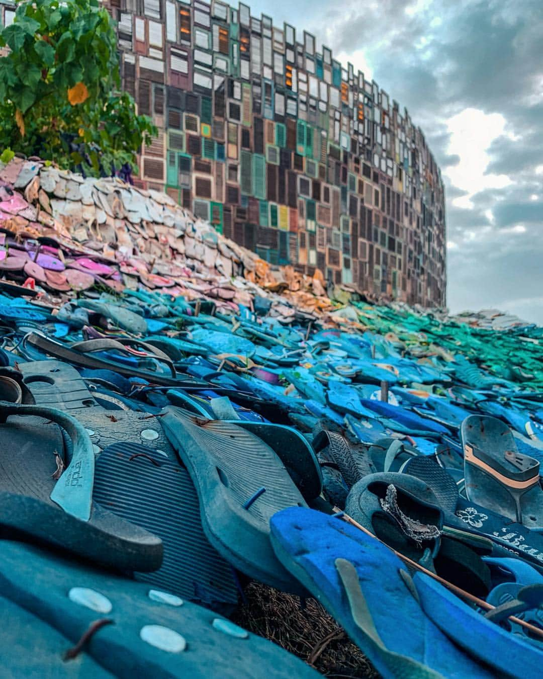 Coleen Garciaさんのインスタグラム写真 - (Coleen GarciaInstagram)「Because it’s not every day that we get to emote next to a massive pile of used tsinelas  Kidding aside, @potatoheadbali’s entrance is an impressive work of art. A physical reminder of only some of the waste we so loosely discard on a regular basis, and a creative way to turn unwanted trash into something beautiful and useful again 🌞」4月24日 17時24分 - coleen