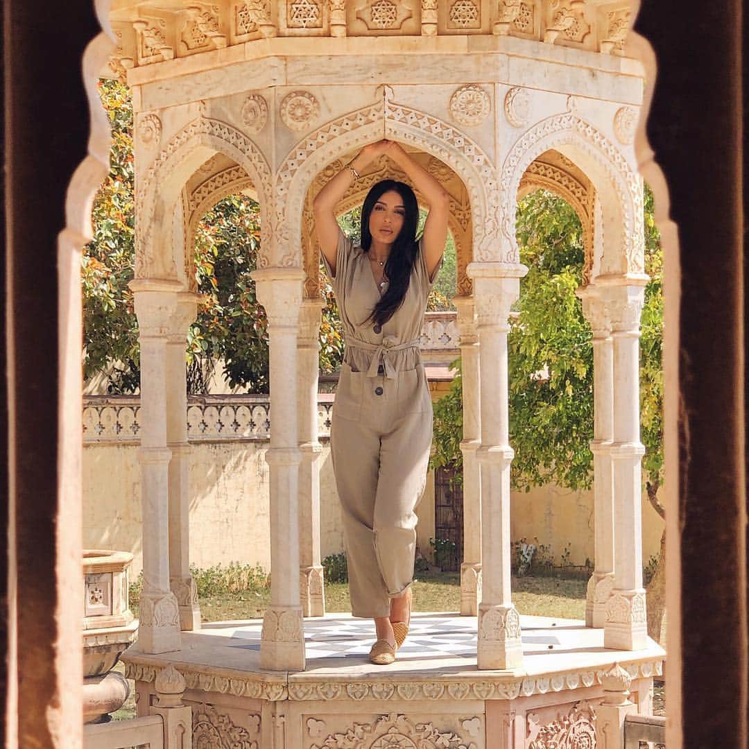 sananasのインスタグラム：「Gatore Ki Chatriyan, Jaipur ⚜️A couper le souffle ! J’ai l’impression que ce n’est pas réel 😍Allez voir mes instastories c’est dingue ! Merci @CliniqueFrance pour ces magnifiques découvertes ... ✨ __ #Jaipur #India #Inde #gatorekichhatriyan #PinkOasis #MoistureSurge #Clinique #CliniqueFrance __ PS : NOUVELLE VIDÉO CE SOIR 😃」