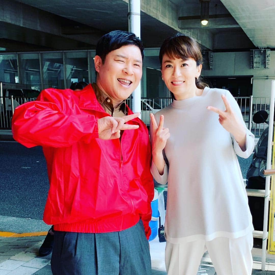 鈴木砂羽さんのインスタグラム写真 - (鈴木砂羽Instagram)「お久しぶりの共演の坂井真紀サン（おネム💤）❣️ 2010年映画「スープ・オペラ」以来の共演だから9年ぶり⁉お久しぶり過ぎますね🤣  もぉ〜時が経つの早すぎて、、、️🙀 ロケではカジャラの公演終えて東京に帰ってきた竹井亮介くんとチラッと会えた🤗また飲みに行きたいなぁ🍺  #坂井真紀 サン #スープオペラ #竹井亮介 くん #カジャラ ドラマの #情報解禁 はまもなく！  お楽しみに〜🤗」4月24日 17時29分 - bombon_sawa