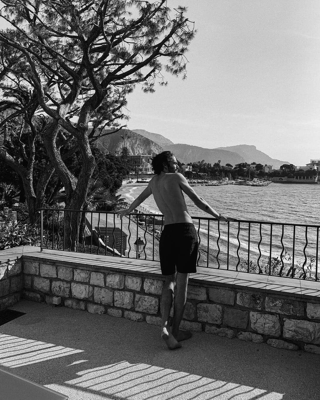 NICOLAS SIMOESのインスタグラム：「Peaceful morning by the pool... ☀️✨」