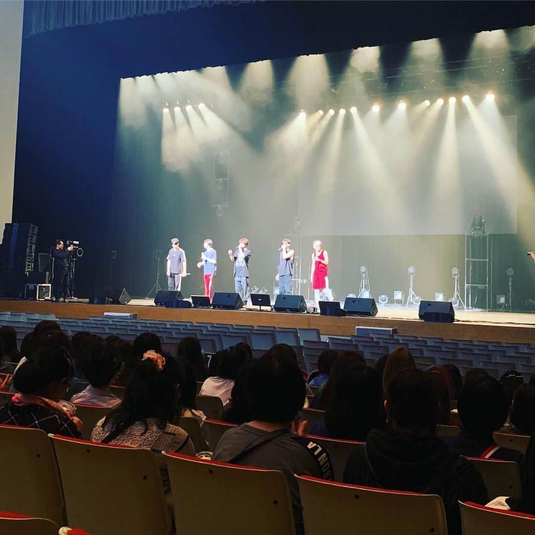 SUPERNOVAさんのインスタグラム写真 - (SUPERNOVAInstagram)「#SUPERNOVA #TOUR #THECOLOR #リハーサル見学 #前方席で見学 "2019LIVETOUR「SUPERNOVA-02」-THE COLOR- #BANG★ #5/15発売 #newsingle #スパノバ #本番も盛り上がろう‼️ 名古屋are you ready?🤟」4月24日 17時37分 - _supernova_official_