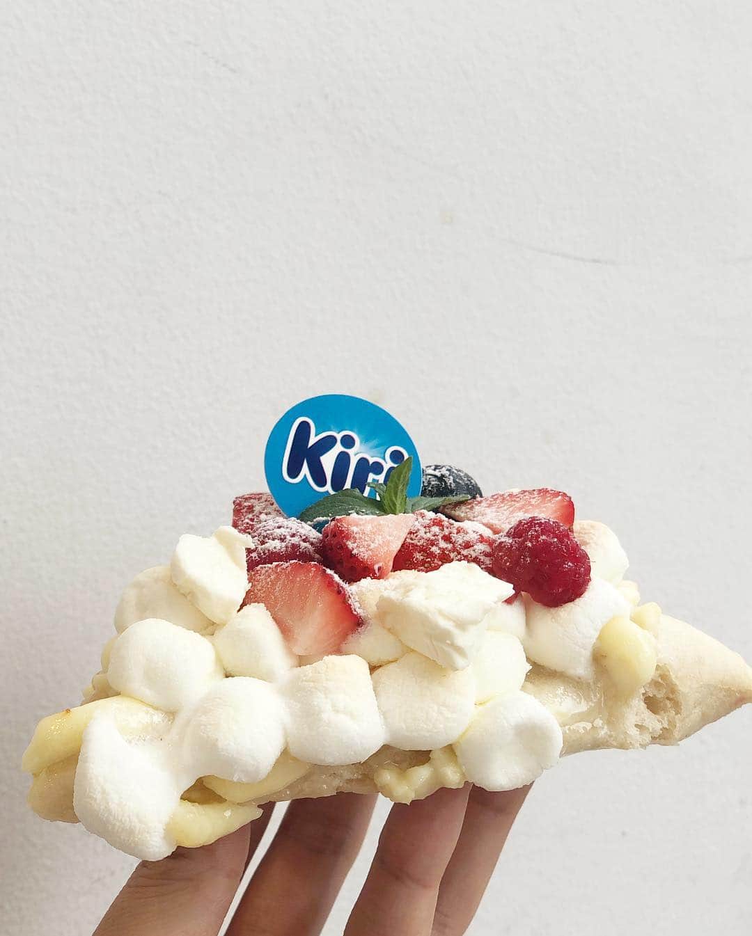 渡辺真実絵さんのインスタグラム写真 - (渡辺真実絵Instagram)「. 美味しすぎて苦しかった 🥺🥺﻿ ﻿ @max_brenner_japan と #Kiri の期間限定コラボメニュー ❤️﻿ ﻿ だいすきな チョコピザ には Kiri が乗っちゃってるし﻿ (ヤバイ…) イチゴのチョコテールの上にはクリームチーズのホイップがたっっぷり乗っちゃってるし 🥺﻿ クリームチーズが嫌いな女なんているの 🥺？﻿ ﻿ GW中に是非是非食べまくってほしいメニュー 🍓﻿ ☺️ ﻿ #maxbrenner #maxbrennerjapan #🍰mamu﻿ #トランジットラリー2019」4月24日 17時32分 - mamu________________