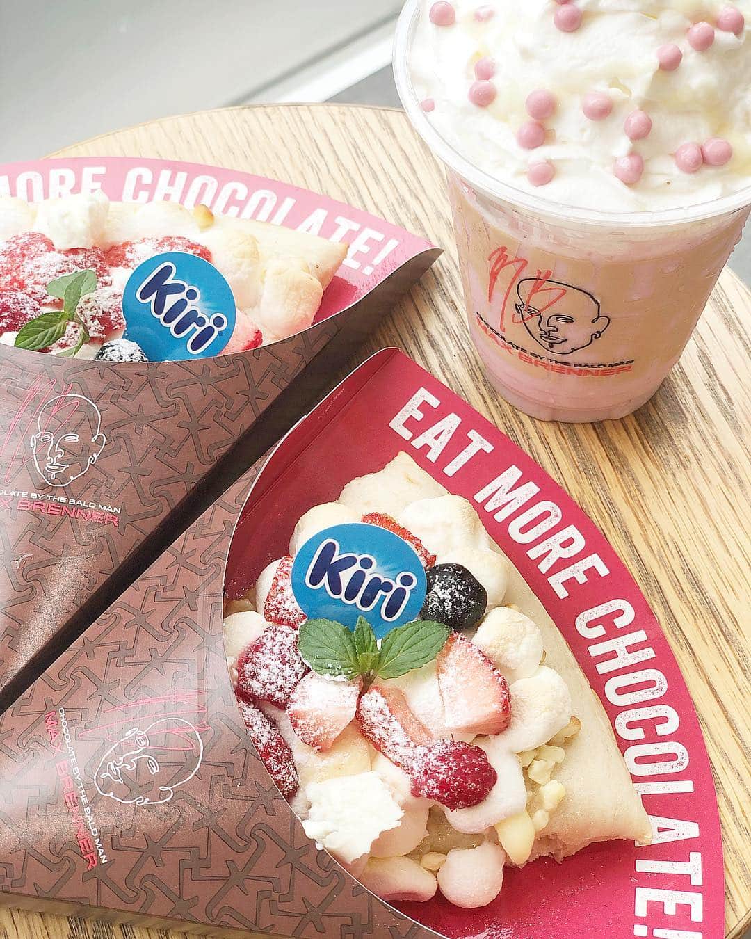 渡辺真実絵さんのインスタグラム写真 - (渡辺真実絵Instagram)「. 美味しすぎて苦しかった 🥺🥺﻿ ﻿ @max_brenner_japan と #Kiri の期間限定コラボメニュー ❤️﻿ ﻿ だいすきな チョコピザ には Kiri が乗っちゃってるし﻿ (ヤバイ…) イチゴのチョコテールの上にはクリームチーズのホイップがたっっぷり乗っちゃってるし 🥺﻿ クリームチーズが嫌いな女なんているの 🥺？﻿ ﻿ GW中に是非是非食べまくってほしいメニュー 🍓﻿ ☺️ ﻿ #maxbrenner #maxbrennerjapan #🍰mamu﻿ #トランジットラリー2019」4月24日 17時32分 - mamu________________