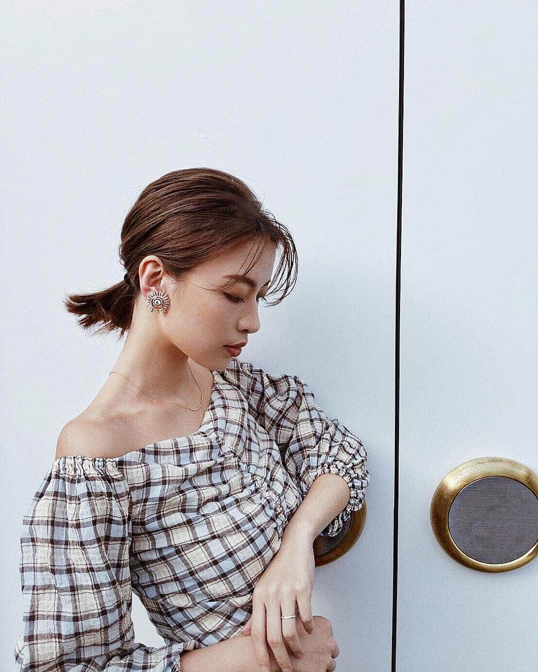 のインスタグラム：「𝑛𝑒𝑤 𝑗𝑒𝑤𝑒𝑙𝑟𝑦 . @swarovski のSUNSHINEシリーズ🌞 太陽の光をモチーフにした大振りのイヤリングすっごいキラキラで眺めたくなる美しさ💎✨ 太陽は母と娘の間にある愛情を象徴してるの。母の日に「あなたは私の太陽」と伝えるギフトとしてもいいよね🌹母娘で、お揃いでも共有でも可愛いな🤱🏻💕 . #スワロフスキー #スワロフスキージュエリー #2人を結ぶ輝き #swarovski #jewelry」