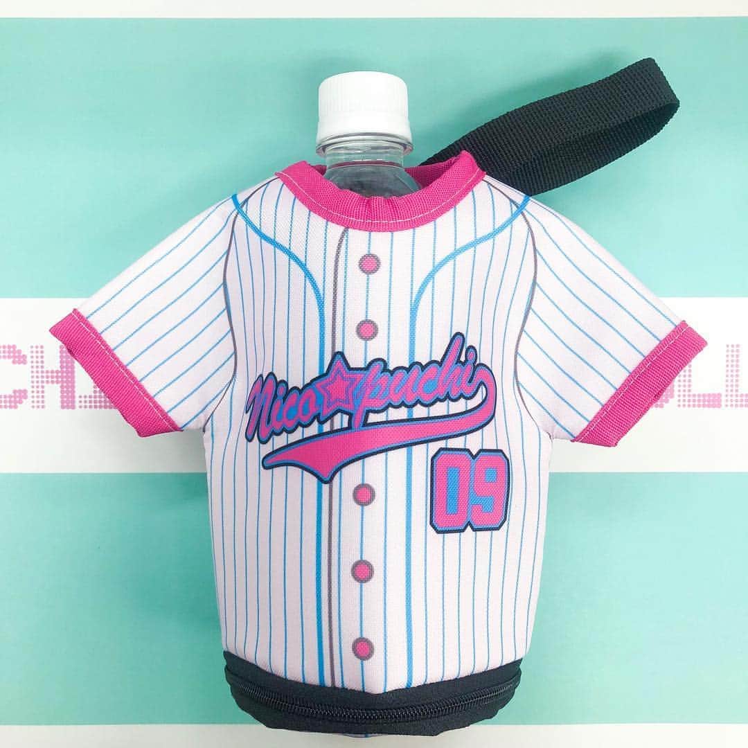ニコ☆プチのインスタグラム：「プチ☆コレ9までいよいよあと4日⚾️ グッズ情報4弾✨ . これからの暑い季節にもぴったりの 『ペットボトルホルダー』😊 こちらも、スタメンプチモが着ている ユニフォームをイメージしたよ💕 500mlのペットボトルを入れると こんな感じ！ 1コ¥1000です🌸. . 次のアイテムはいよいよ…？ 楽しみにしていてね😉. . ※グッズは品切れ次第終了です。 ※ペットボトルはつきません。  #ニコプチ #プチコレ9 #プチコレ #プチモ」