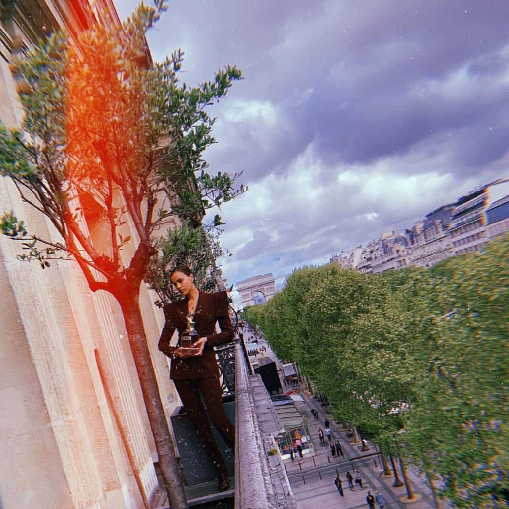 イリーナ・シェイクさんのインスタグラム写真 - (イリーナ・シェイクInstagram)「Hello Paris #bescandal @jpgaultierofficial and happy bday ❤️❤️❤️」4月24日 17時45分 - irinashayk