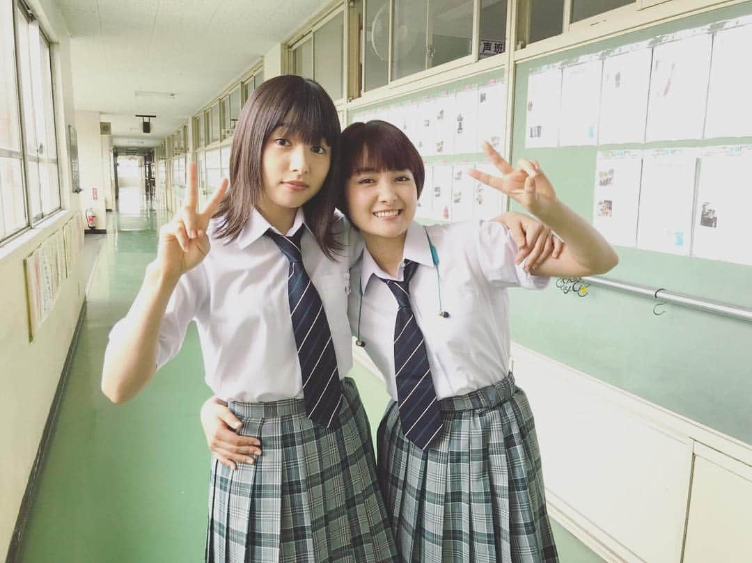 葵わかなさんのインスタグラム写真 - (葵わかなInstagram)「.  映画「任侠学園」に 沢田ちひろ役で出演します。  ちひろは、学園一の問題児で男勝りな女生徒…  という、今まで演じたことのない役柄でして😳  髪の毛も赤くしちゃったりなんかして、ドキドキしながら臨ませていただいたのですが、  いやー本当に楽しかった！ ステキな優しく面白くな先輩方とご一緒させていただけたのもそうだし、キラキラ今を熱く熱く走る同世代の方と共演できたのも幸せでした。  中でも桜井日奈子ちゃんとは仲良くさせていただいて！ ロミジュリもなんと大阪に観に来てくれたんだぁ🤤  たくさん笑って胸にグッとくる、素敵なお話です。 公開を楽しみにしててください！  #任侠学園#沢田ちひろ#桜井日奈子ちゃん」4月24日 17時40分 - aoiwakana0630