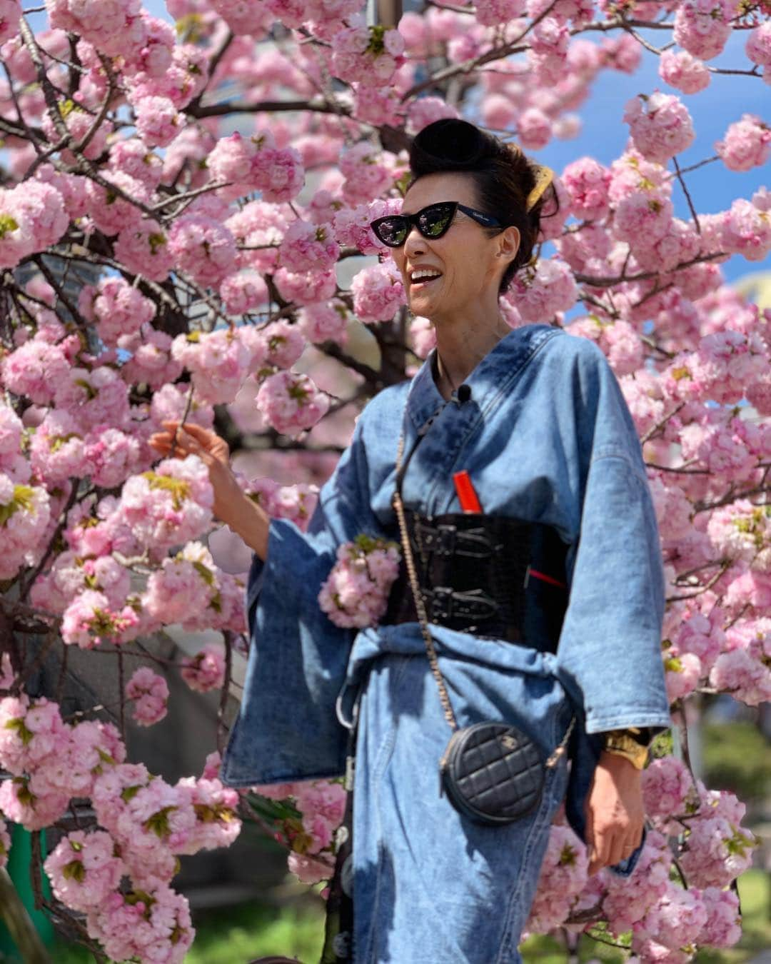 萬田久子さんのインスタグラム写真 - (萬田久子Instagram)「テレビ大阪 おとな旅あるき旅の大阪ロケ 放送は5月予定 #テレビ大阪 #おとな旅あるき旅 #造幣局 #大阪ロケ #ジーンズ生地 #着物 #萬田久子」4月24日 17時47分 - hisako.manda_official