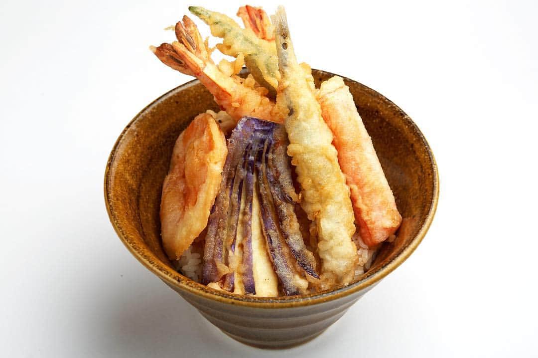 Japan Food Townさんのインスタグラム写真 - (Japan Food TownInstagram)「With the meticulous selection of top seafood ingredients, as well as attention to detail in preparation, Tempura Tsukiji Tenka provides wide selections of Tempura and Donburi dishes. Why not try their popular "TENKA TENDON ($16.80)" and "EBI TENDON ($18.80)"? ⁣⠀ ⁣⠀ 「天ぷら築地天香」の天ぷらは、素材選びにこだわり、細部まで丁寧に下準備され、ひとつひとつ揚げられています。そんなこだわりがこもった天丼を是非お試しいただきたいです。エビ、野菜、チキンや海の幸が載ったて「天香天丼（16.8ドル）」や大きなエビ天が5本も載った「エビ天丼（18.8ドル）」が特に人気です。⁣⠀ ⁣⠀ #tempura #tsukiji #tenka #tendon #ebi #donburi⁣⠀ #japanfoodtown #japanesfood #eatoutsg #sgeat #foodloversg #sgfoodporn #sgfoodsteps #instafoodsg #japanesefoodsg #foodsg #orchard #sgfood #foodstagram #singapore #wismaatria #ジャパンフードタウン #シンガポール #天ぷら #築地 #天香 #天丼 #エビ #丼⁣⠀」4月24日 18時02分 - japanfoodtown