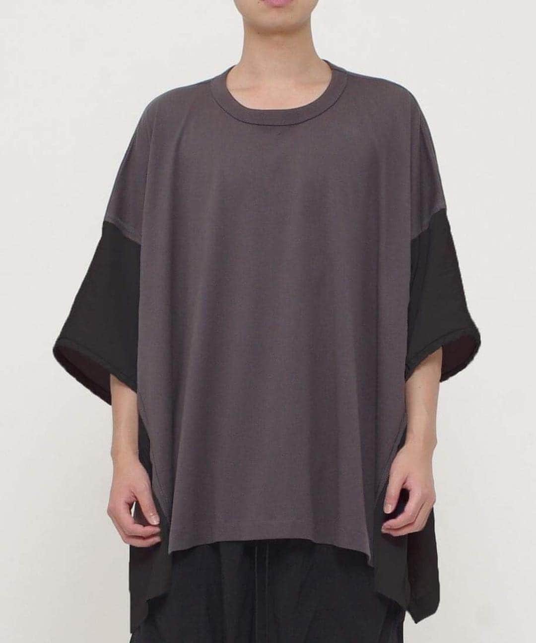 ウィザードのインスタグラム：「2019 S/S COLLECTION ”HUMANOISE SYSTEM”  DOCKING WIDE CUTSEW  Official Online Store 限定カラー  50/2 GIZA天竺を使用。 エジプト綿のGIZA糸が肌触りの良いしっとりとした落ち感のあるシルエットを生み出します。 クルーネックのポンチョシルエットに、切り替え部分にオリジナルのナイロン塩縮素材を使用した独特のデザインが施されています。 薄手の塩縮ナイロン素材は軽くしなやかな風合いと着心地の良さを発揮します。 切り替えの袖口にはドローコードで袖口を調節できるギミックもあります。 羽織物として、レイヤードしても長期間にわたって使えるのも魅力です。  In store now  https://wizzard.stores.jp  #wizzard_fac #wizzard #fashion #tokyofashion  #streetfashion  #fashionphoto  #streetwearbrand  #streetwearaddicted #19ss #radiohead #ウィザード #メンズファッション #ファッション #モード #モード系ファッション」