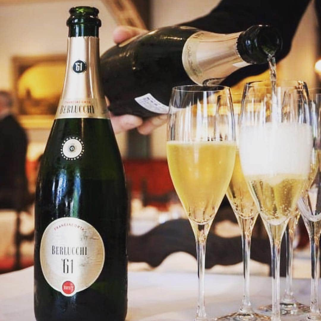 berlucchiwinejpさんのインスタグラム写真 - (berlucchiwinejpInstagram)「@unokandaofficial様にベルルッキ🇮🇹🍾を素敵に🥂ご紹介頂きましたありがとうございます💕💕#ベルルッキ  #repost @unokandaofficial  娘のバイオリンの先生💕達と素敵なイタリア会🇮🇹 家族で楽しい時間を過ごしました😊 @sabatini_di_firenze_tokyo  @berlucchiwinejp  #イタリアン#サバティーニディフィレンツェ東京店#サバティーニディフィレンツェ#italian#italianfood#イタリアスパークリングワイン#スパークリングワイン#sparklingwine#sparklingwines#italiansparklingwine#ベルルッキ#berlucchi#イタリア会#ランチ会#ランチ#lunch#家族#娘#母娘#motheranddaughter#daughterandmother#お揃いコーデ#親子#親子コーデ#お揃いの服#親子リンクコーデ#親子お揃いコーデ#神田うの#unokanda」4月24日 18時00分 - berlucchiwinejp