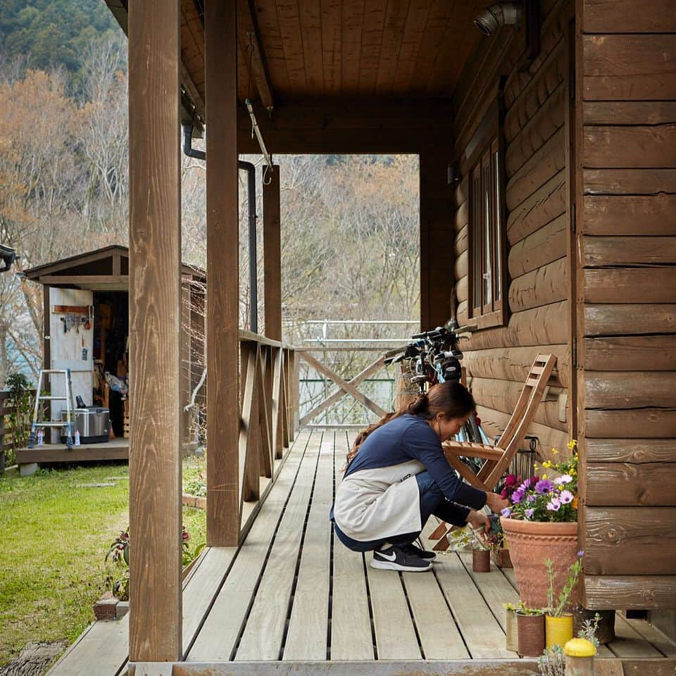 BESSの家さんのインスタグラム写真 - (BESSの家Instagram)「「多肉植物は、友人に株分けしてもらったものなんです。また増やして、お裾分けするのが楽しみで。」 . https://www.bess.jp/ . #BESSの家 #住むより楽しむBESSの家 #住むより楽しむ #スローライフ #カントリーログ #木の家 #BESSオーナーの暮らし #BESSユーザーの暮らし #LOGWAY #梺ぐらし #暮らし #暮らしを楽しむ #自然とつながる暮らし　#多肉植物」4月24日 18時06分 - bess_slowlife