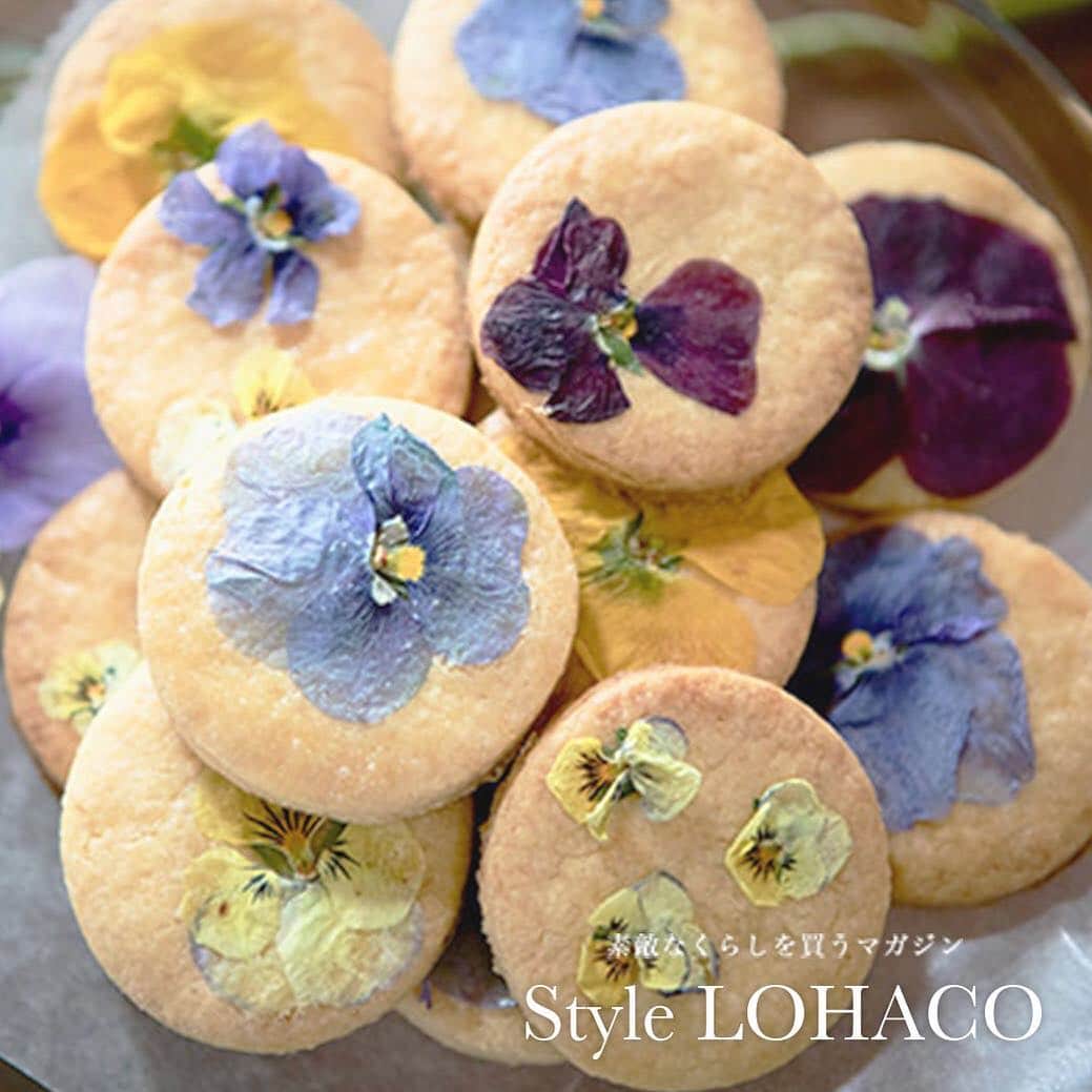 LOHACO（ロハコ）さんのインスタグラム写真 - (LOHACO（ロハコ）Instagram)「2019.04.24【Style LOHACO】美味しいトースターレシピ vol.50「エディブルフラワークッキー」のレシピ ﻿ 若葉や花が咲き乱れる春🌷衣服だけでなく、食べ物も春らしく華やかに仕上げるとより季節を楽しむ事ができます。 最近は、身近なスーパーでも見かけることが多くなってきた食べられるお花「エディブルフラワー」をご存知ですか？ サラダやケーキのトッピングにすると料理を色彩豊かに飾り付けることができしかもそのまま食べられるのでインスタ映えにもなりそうですね♪ ﻿ 今回はその「エディブルフラワー」を使ったクッキーのレシピをご紹介します✨ ﻿ 📖 ・―・―・―・―・―・― ・ ―・―・― ﻿ 素敵なくらしを買うマガジン『StyleLOHACO』 ﻿ ▼Instagramで紹介した記事は プロフィール(@lohaco.jp)チェック✔ ﻿ ▼記事URLはコチラから♪ https://685.jp/2XnP69j ﻿ ― ・―・―・―・―・―・― ・ ―・―・― ﻿ #レシピ #クッキー #お花 #エディブルフラワー #フラワー #ボタニカルライフ #食べれるお花 #スイーツ #sweets #cookie #お菓子 #お菓子作り #なんでもロハコ #ロハコ #LOHACO #暮らし #くらし #インスタ映え #lohacobyaskul #askul #アスクル#stylelohaco」4月24日 18時08分 - lohaco.jp
