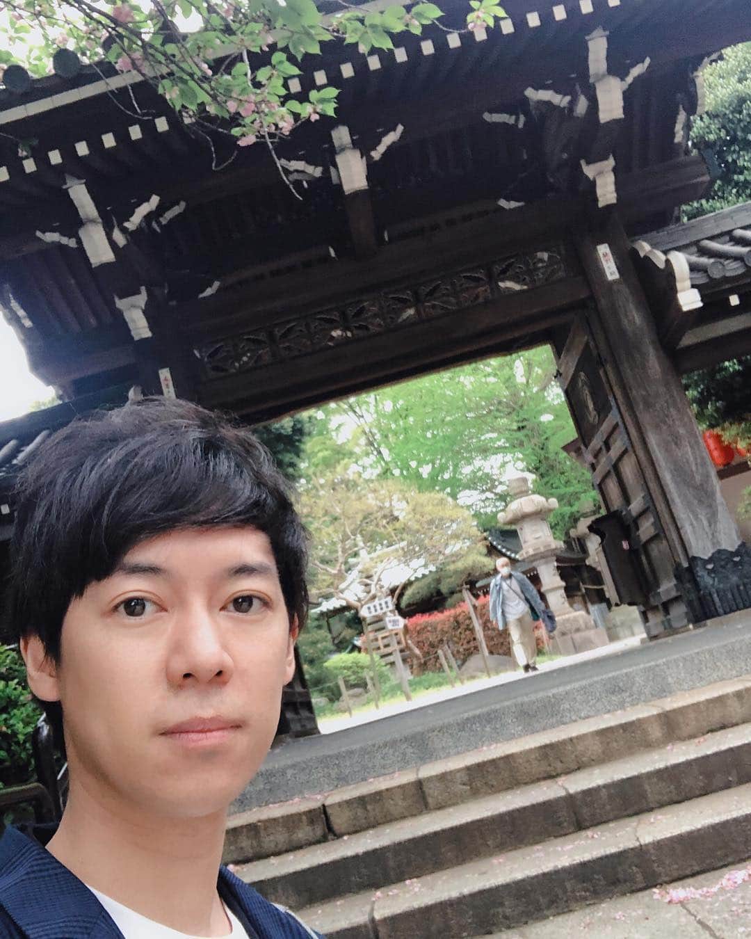 松阪ゆうきのインスタグラム：「出かけついでに、 久々にお散歩🚶‍♂️してきました。  豊川稲荷東京別院へ＾＾ 天気もなんだか悪かったし、 割とギリギリな時間だったので人が少なかったなww 御朱印も終わってたし💦  また改めて行こう。  この後19:00〜 BS朝日「日本の名曲 世界の名曲 人生、歌がある」再放送です📺  宜しければご覧くださいませ。  #豊川稲荷東京別院 #赤坂 #神宮外苑 #銀杏 はさすがにないw #最近ハマっている #1日一万歩 #歩く #今日は達成 #雨の日 は中々難しいけどw」
