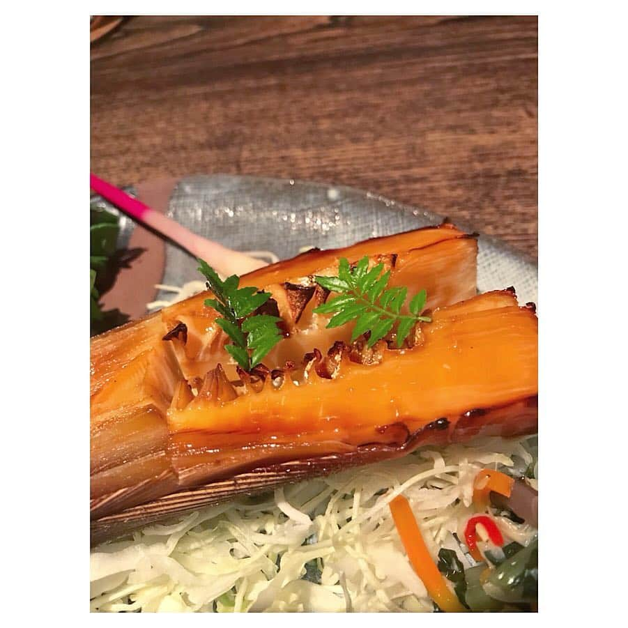 藤森香衣さんのインスタグラム写真 - (藤森香衣Instagram)「旬の野菜を食べる。  どうしても筍が食べたくて、検索しまくったら、 ラポルト青山の地下1F「野趣家」を発見✨  焼いた筍、美味しかった！ 他の野菜もとても美味しいし、 最後に食べたお蕎麦は、 桜の葉が混ぜてあるそうで、 噛んで飲み込んだあと、桜の香りがするの！  何料理でも、季節の味は本当に幸せ。  #vegetable #soba #japanesefood  #tokyo #aoyama #筍 #筍料理 #タケノコ #旬 #お蕎麦 #美味しかった #ご飯 #野趣家 #ラポルト青山」4月24日 18時20分 - kaefujimori