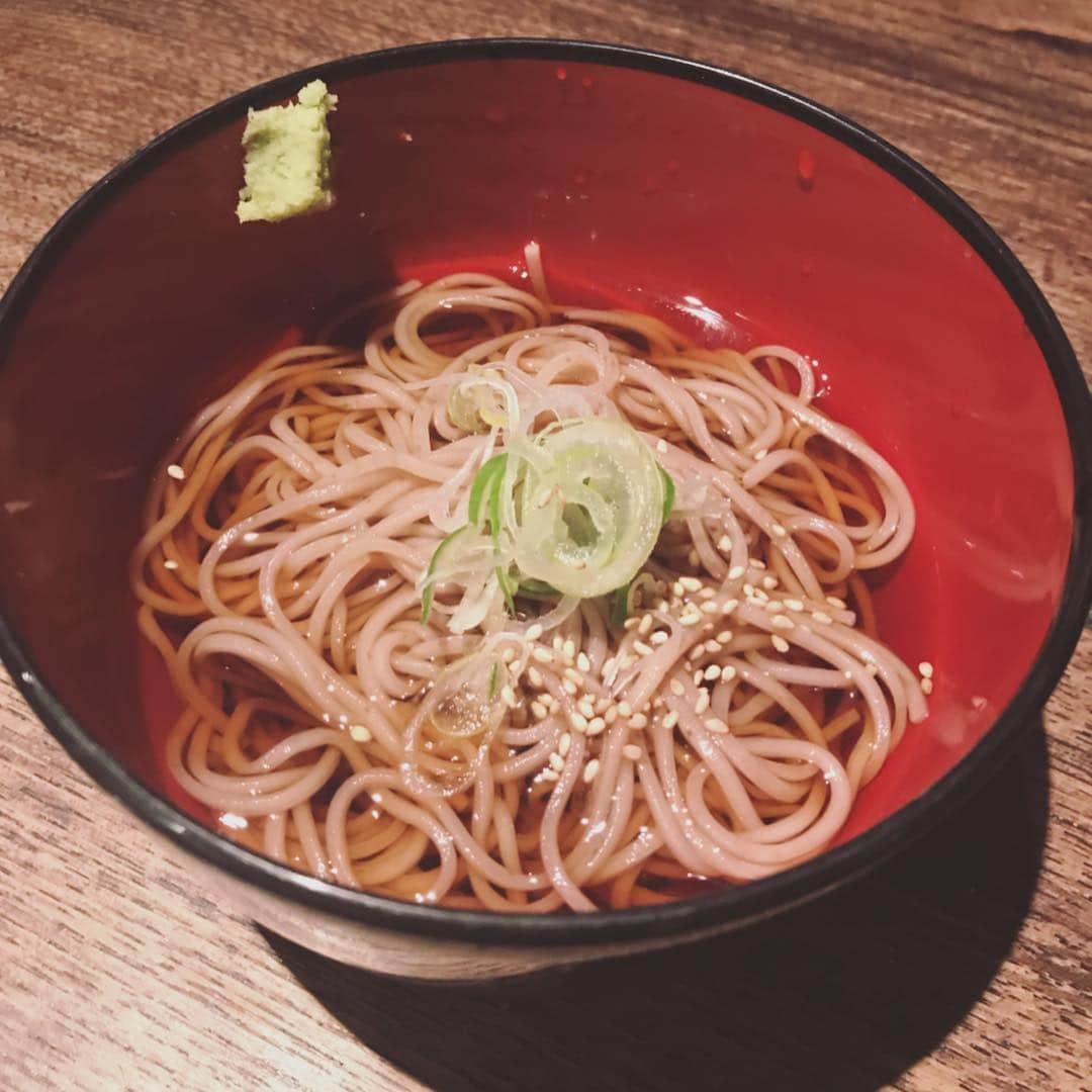 藤森香衣さんのインスタグラム写真 - (藤森香衣Instagram)「旬の野菜を食べる。  どうしても筍が食べたくて、検索しまくったら、 ラポルト青山の地下1F「野趣家」を発見✨  焼いた筍、美味しかった！ 他の野菜もとても美味しいし、 最後に食べたお蕎麦は、 桜の葉が混ぜてあるそうで、 噛んで飲み込んだあと、桜の香りがするの！  何料理でも、季節の味は本当に幸せ。  #vegetable #soba #japanesefood  #tokyo #aoyama #筍 #筍料理 #タケノコ #旬 #お蕎麦 #美味しかった #ご飯 #野趣家 #ラポルト青山」4月24日 18時20分 - kaefujimori