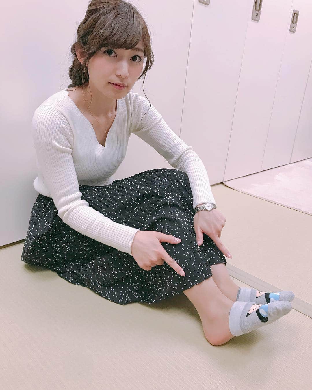 速水里彩さんのインスタグラム写真 - (速水里彩Instagram)「. 速水のスニーカーの中は こうなっています👟 . . #靴下のクセが強い #半分折りたたみ . くるぶし辺りに靴下が出てしまうのが 嫌なのです😧💥 衣装さんに驚かれたのですが、 むしろ皆、こうしてると思っていました。。笑 . #スニーカーコーデ」4月24日 18時19分 - hayami.risa