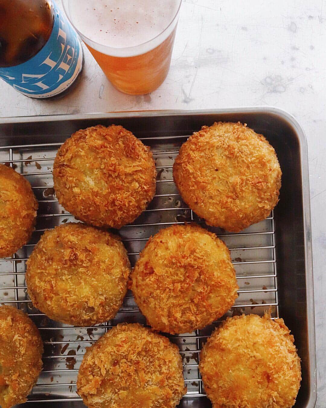 のインスタグラム：「Potato Croquettes . 今夜はポテトコロッケ。 右半分は基本の塩味で、 左半分はカレー味です。 ホクホクの揚げたてを 冷えたビールと一緒に。 . . #コロッケ #ポテトコロッケ #揚げたて #potatocroquettes #potato #croquettes #matsumotobrewery #craftbeer」