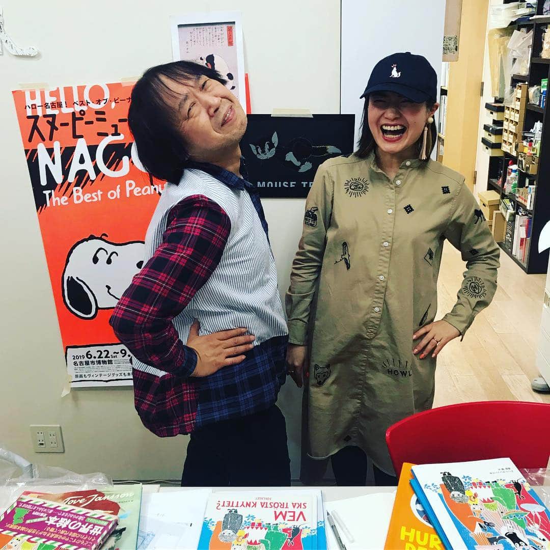 D[di:]のインスタグラム：「キュぴーん⭐︎今日は、スーパーかわいい大天才❤️装丁家ソブィさんこと、祖父江さんと打ち合わせにコズフィッシュへ🌸 ドニーダーコ以来なので、もう17年ぶりっの邂逅〜‼️久しぶりすぎて、大はしゃぎしちゃった😊ソビー氏にデザインしてもらうんだから、スーパー良い本できるよーに頑張るろ〜💪❤️💪 明日誕生日って言ったら、祖父江さんの坊ちゃんセットいただきました🎀 葉書一枚に坊ちゃん全編入ってるとか、凄すぎ(15倍拡大のルーペの中、携帯で写真撮れたw) #おうし座どうし #祖父江慎  #コズフィッシュ #庭先には亀ちゃん #久しぶり #ソヴィラブ」