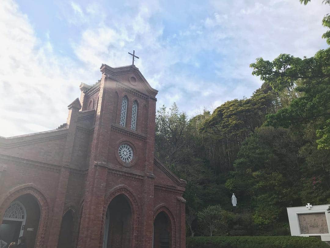 安藤成子さんのインスタグラム写真 - (安藤成子Instagram)「五島から帰ってきましたー！！ ・ 9日も五島にいたので東京帰ってきたら人こんなに多かったっけ🤔って思いましたwww ・ 五島の魅力✨ ・ 潜伏キリシタンが世界遺産登録されて五島の教会が世界的に注目されてるのに ・ 毎月のように五島行ってるのに今回初めて教会に行く時間がありました！ ・ 一番有名な『堂崎教会』へ！ ・ #五島市  #五島列島福江島  #五島列島  #長崎 #堂崎教会  #潜伏キリシタン #世界遺産」4月24日 18時18分 - seikoando